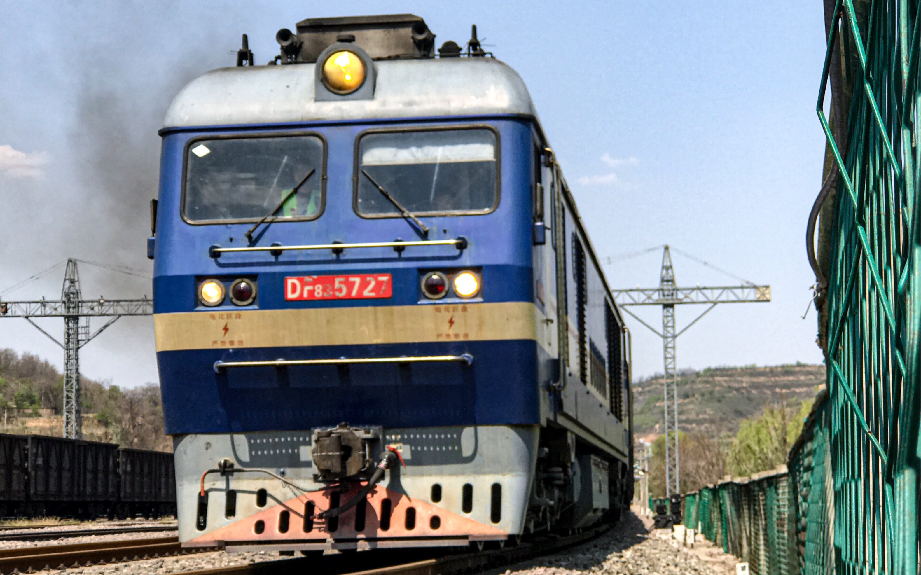 西延公司df8b5727牵引37016次区段货物列车驶出黄陵站