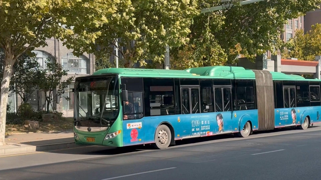 郑州公交b3路的双开青虫,本款车成为郑州目前唯一一款通道铰接车型,该