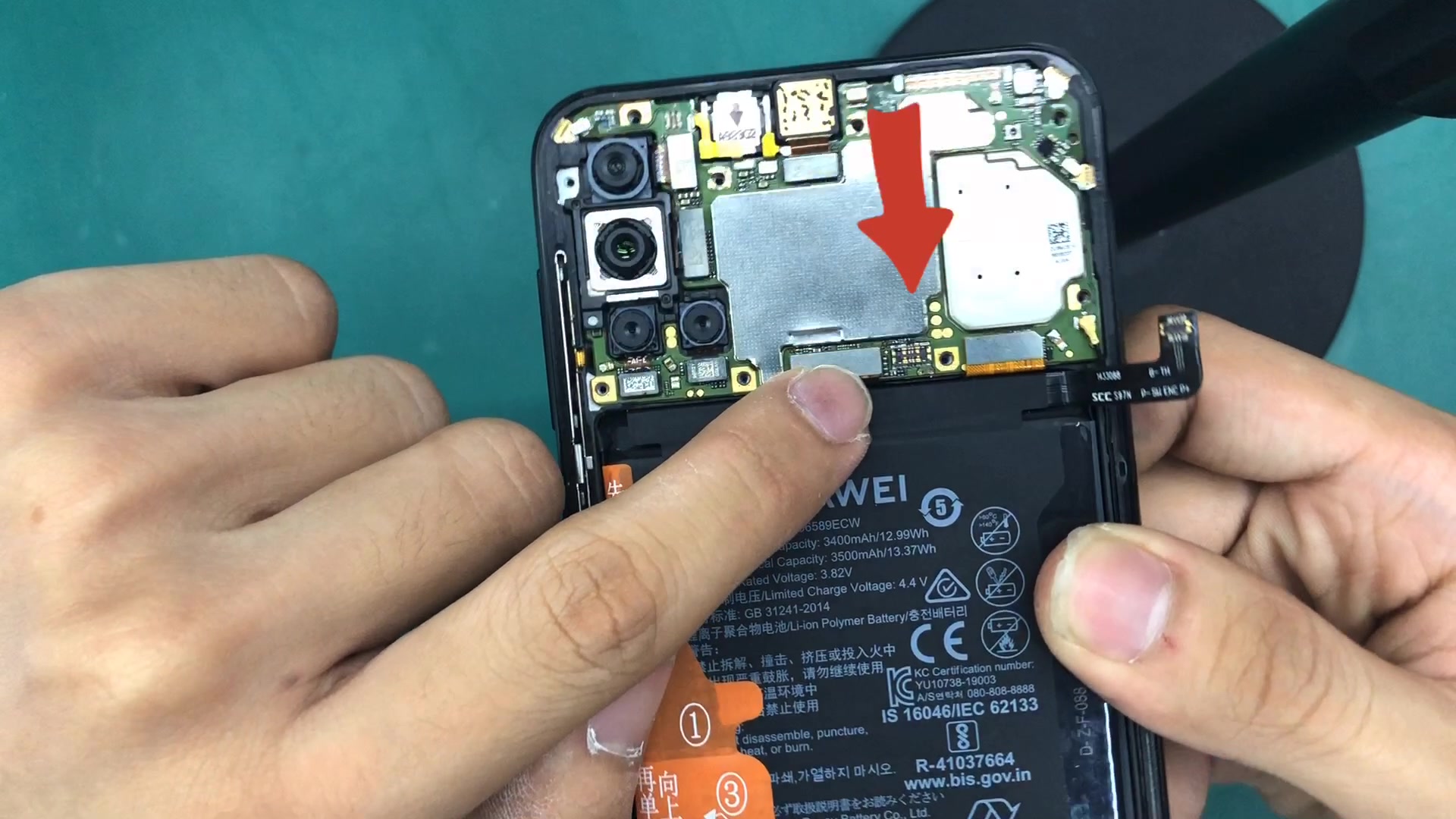 进水华为nova 5手机不开机,主板腐蚀这容易漏电发热,你知道吗?