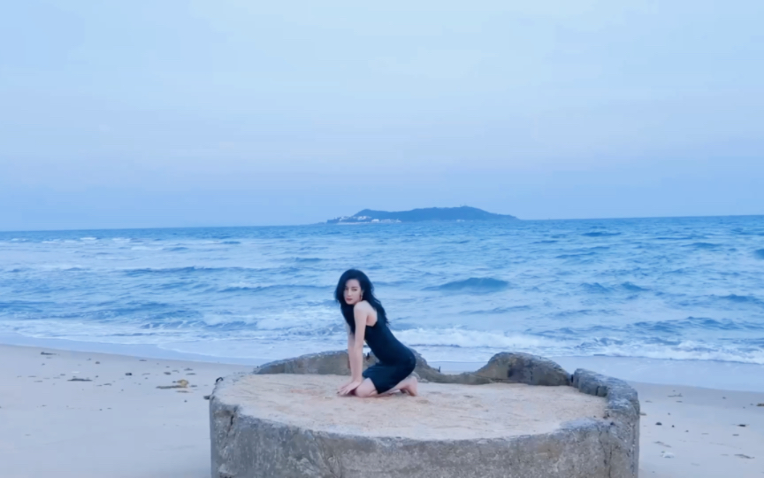 迪丽热巴海边花絮|刚上岸的美人鱼