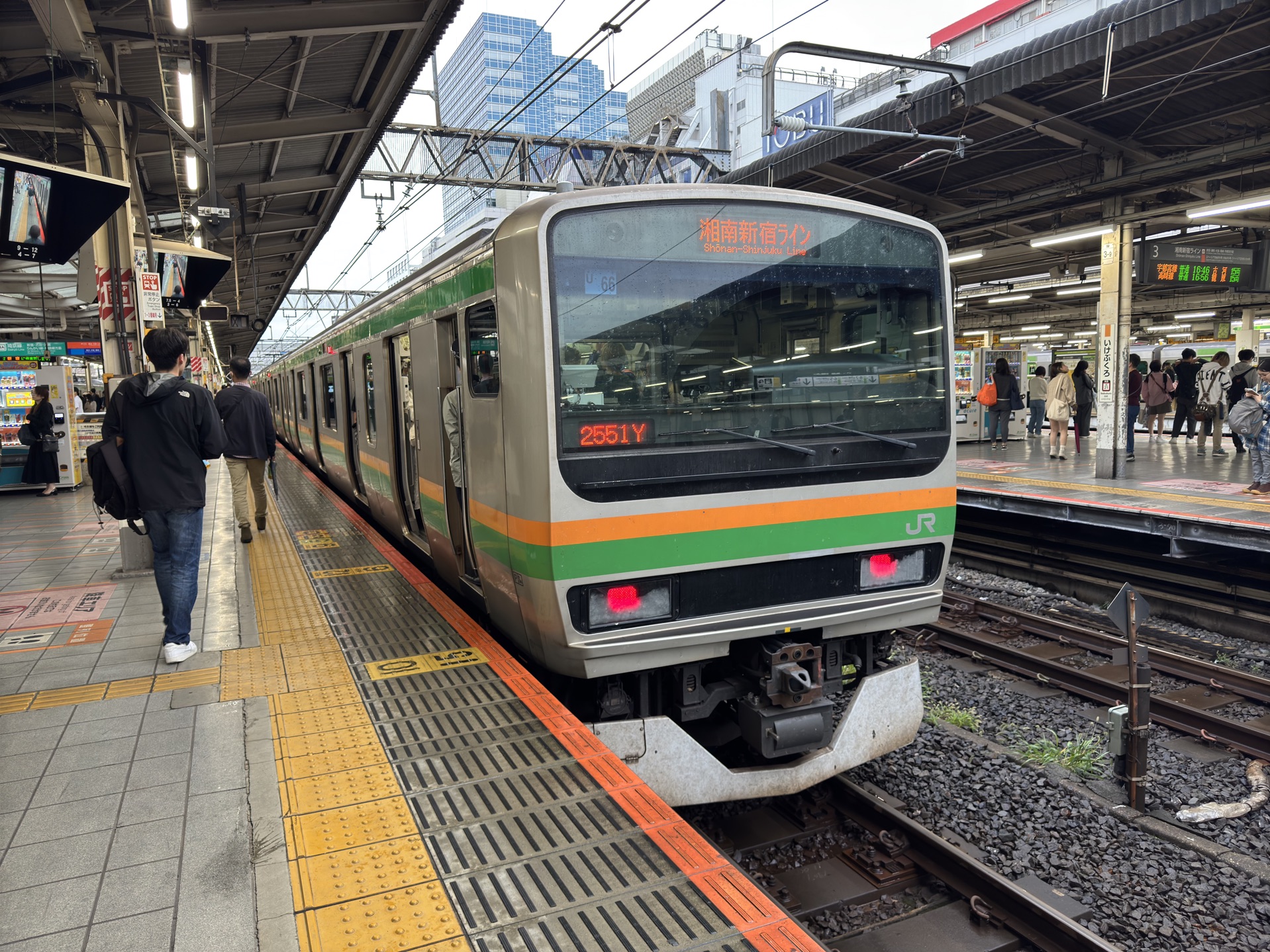 山手線与湘南新宿ライン在池袋齐头并进