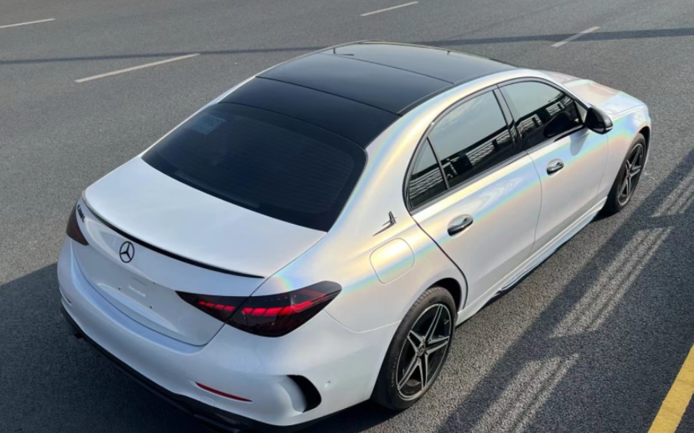 奔驰c级(高光七彩镭射白)彩虹七色分明,灿烂夺目,仿佛一座节目的彩 