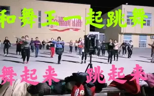 Скачать видео: 小糯米和妈妈姑姑中心广场学跳舞，偶遇舞王刘大师，跟着舞王学跳舞，真得太嗨了