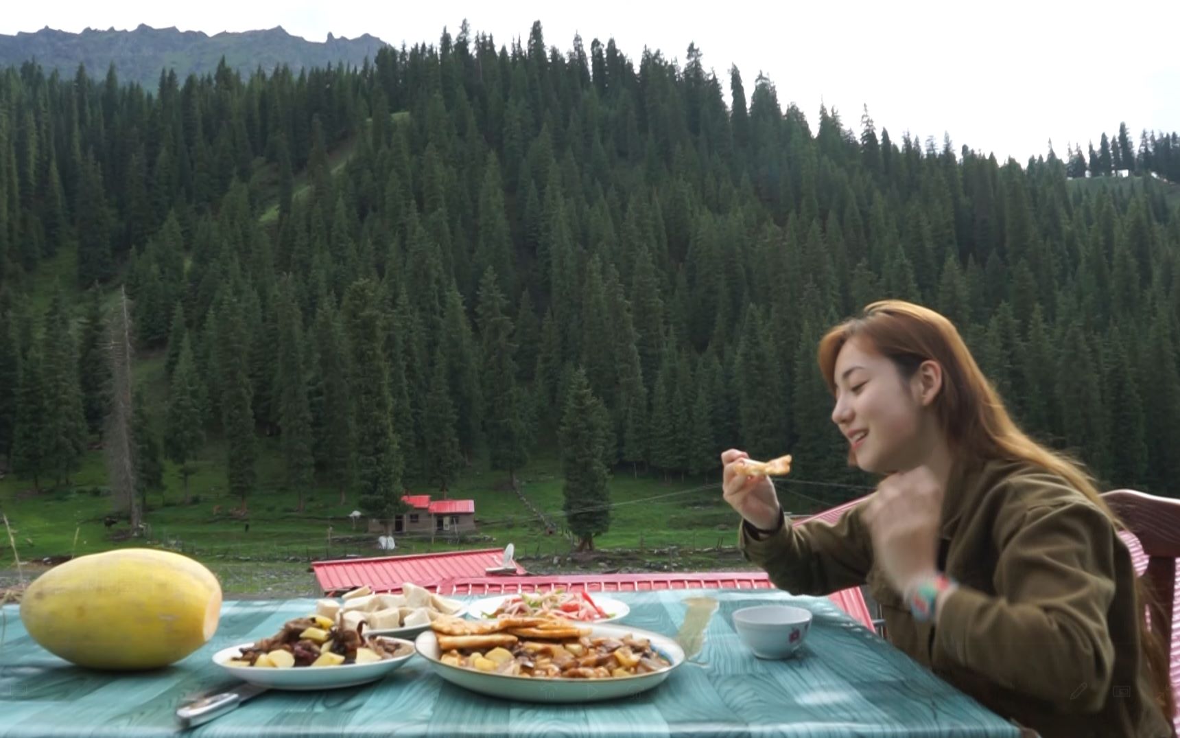 安妮古丽新疆美女做出绝色美味一边看着天山秀丽风景一边吃着美食太
