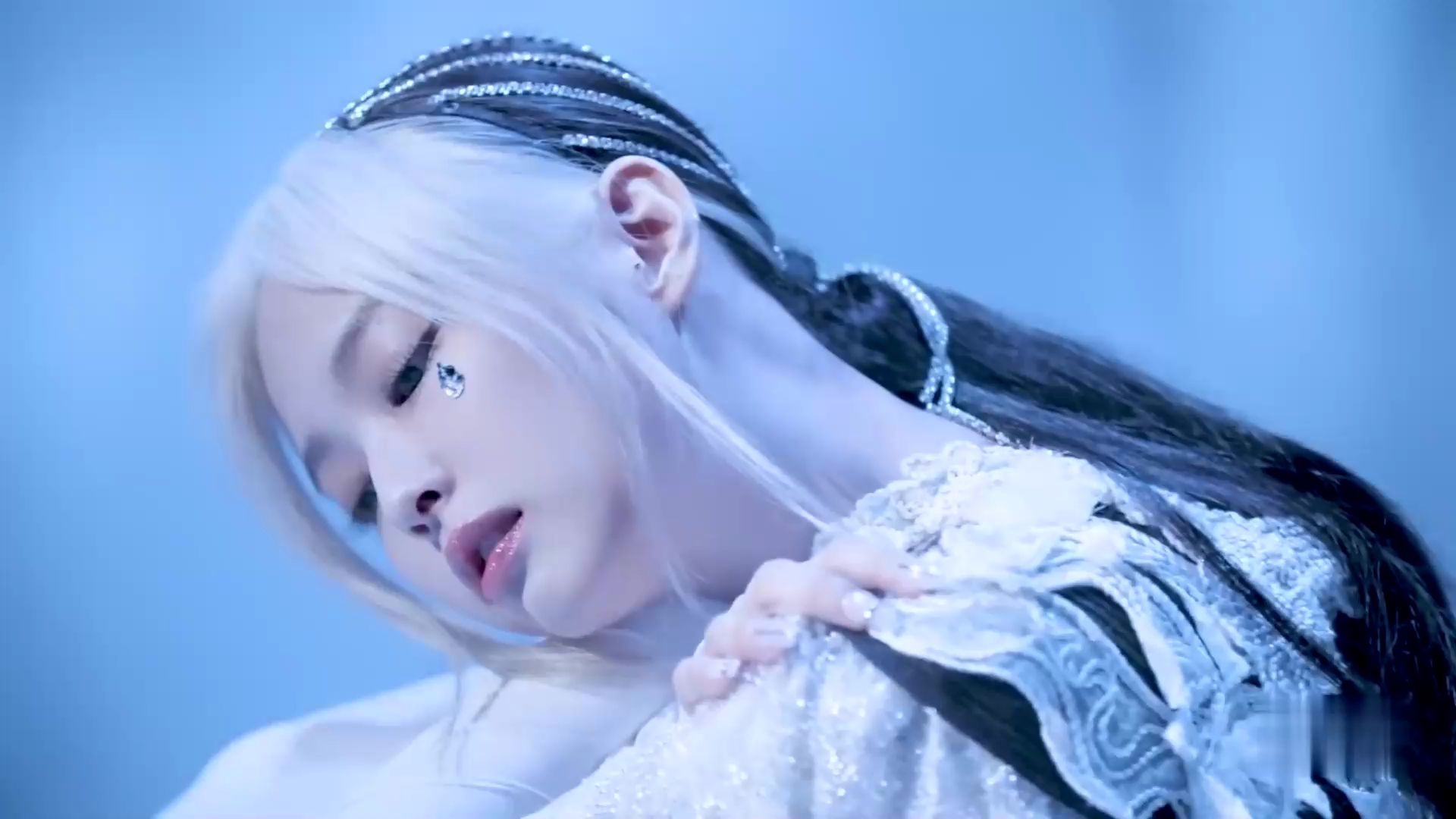 lisa的大金牙,jennie的大金戒指,blackpink妥妥的富婆,金光闪闪!