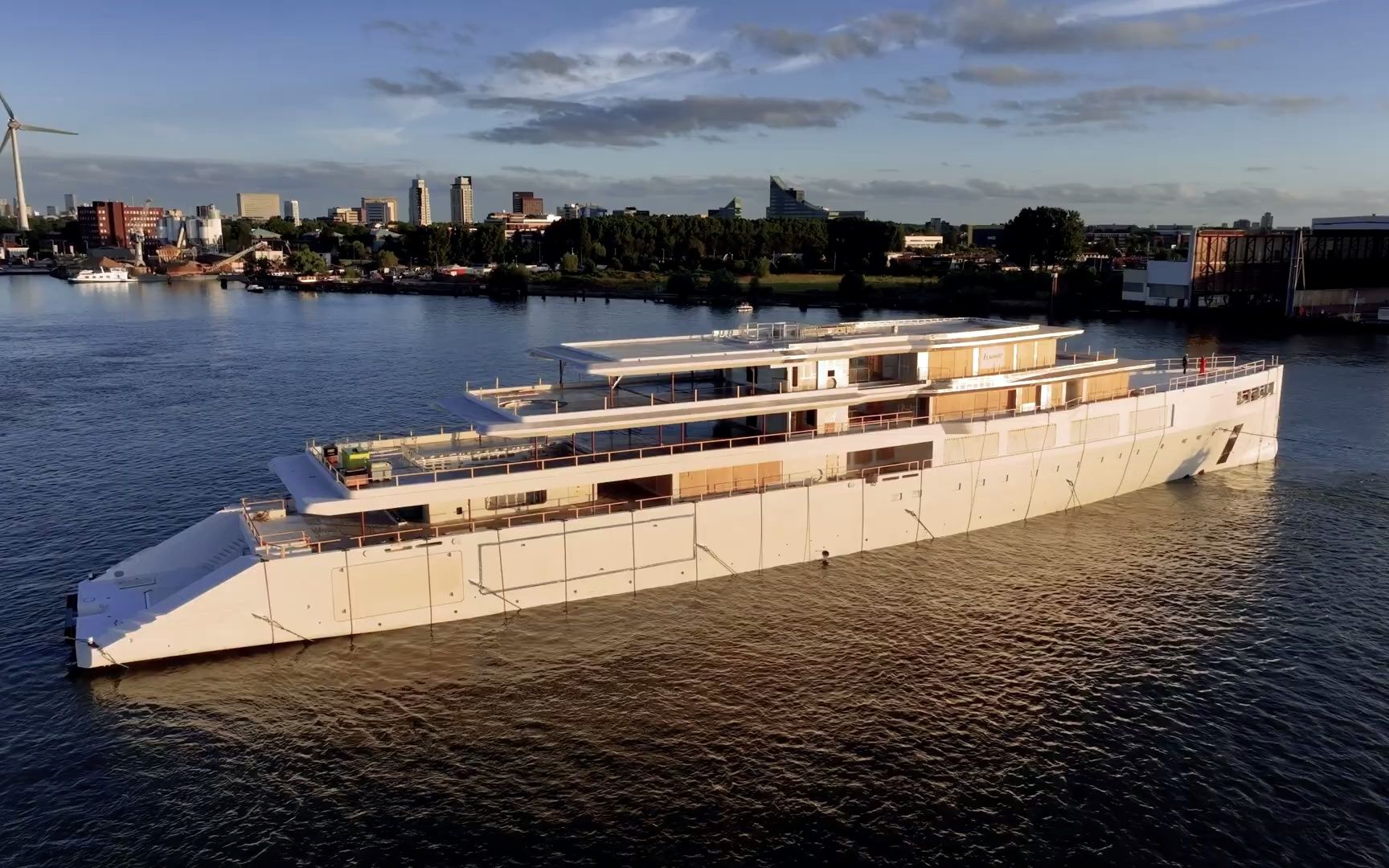 transport of 102.60-metre feadship project 1011