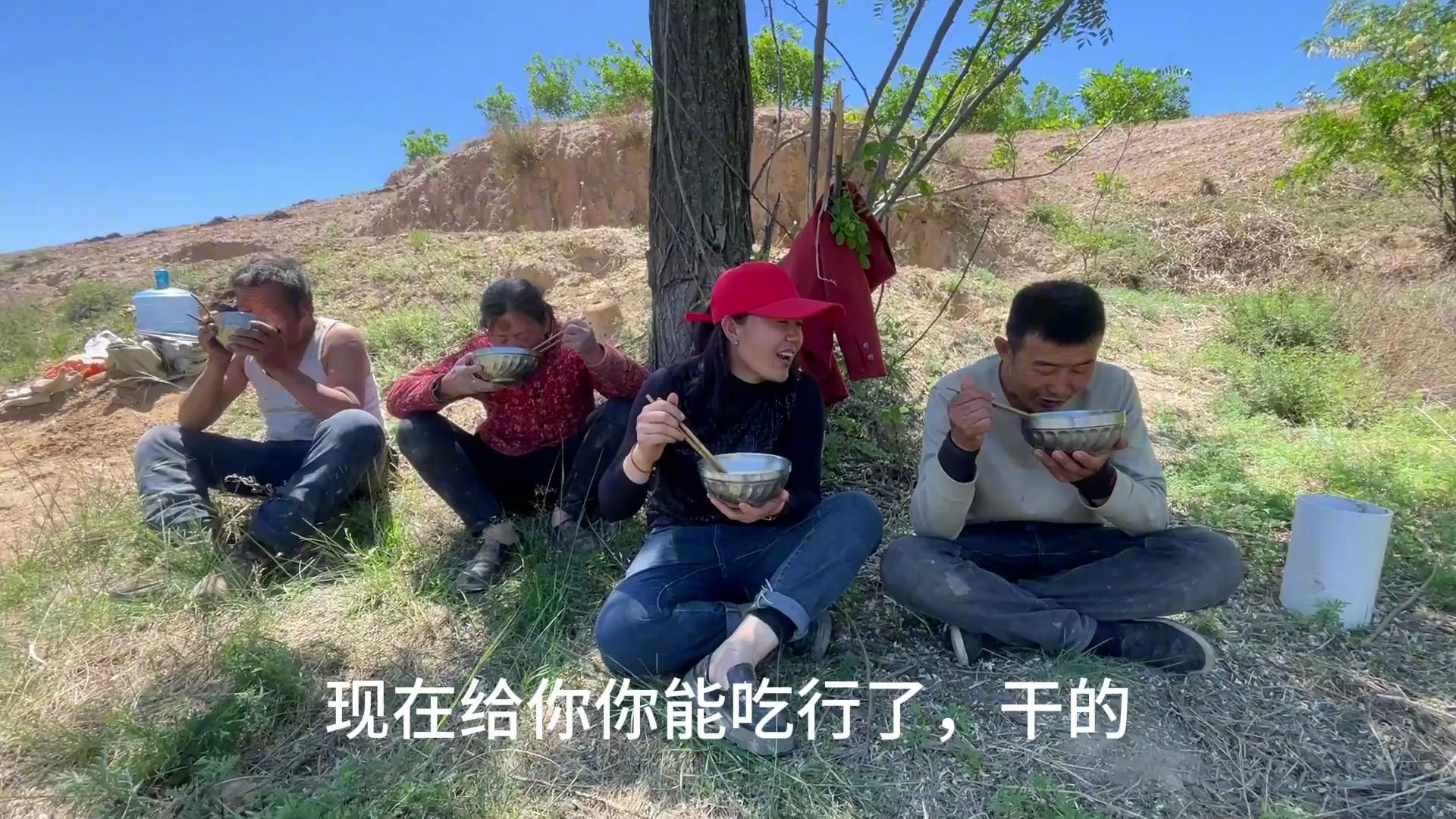 山西吕梁,大春家上山送粪,忙活完地里起灶做饭,地里的饭就是香哔哩哔哩bilibili