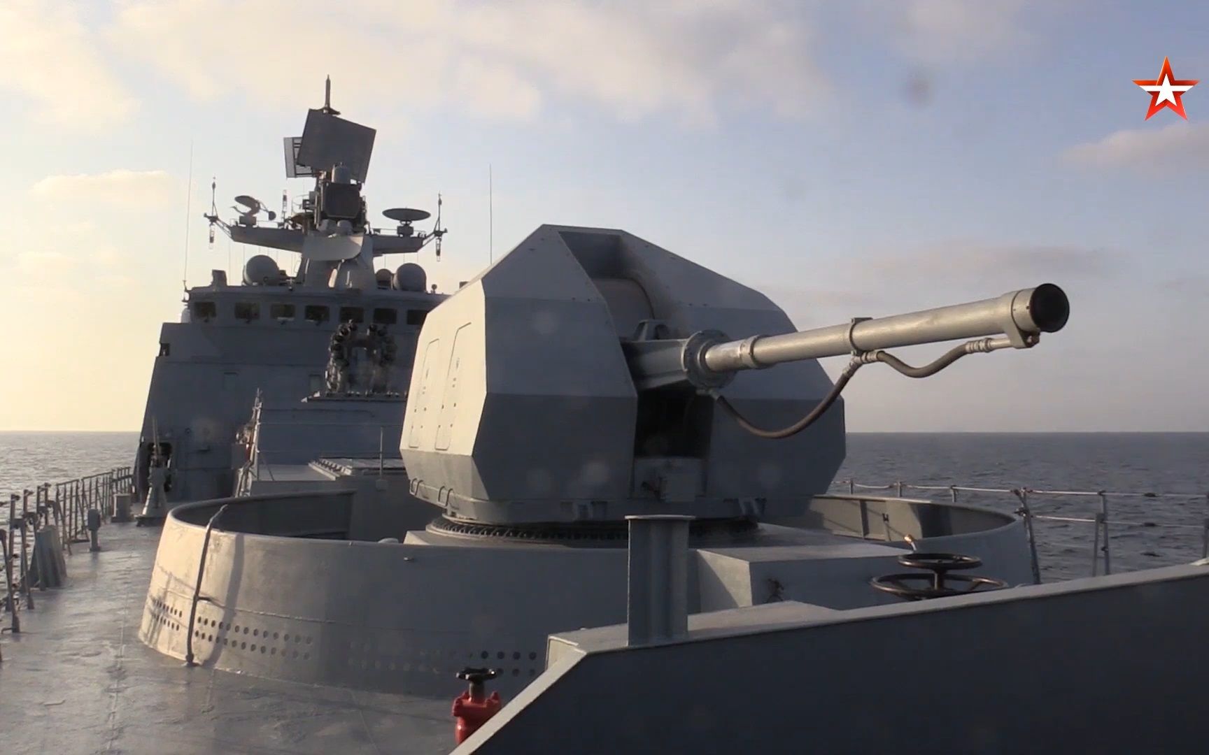 阿曼2021联合军演进行中我军052d和俄军在阿拉伯海模拟打击海盗