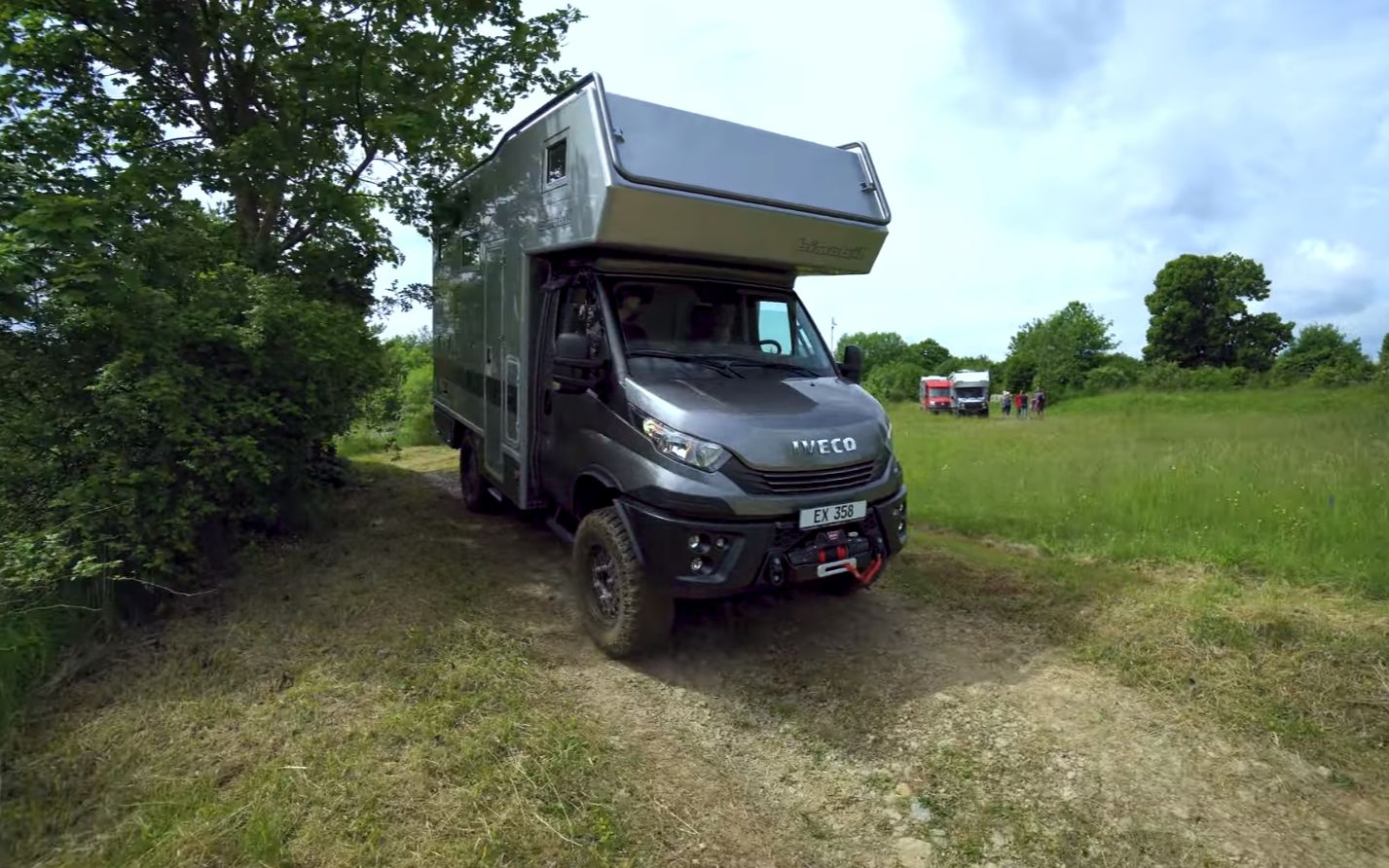 2022新款依维柯4x4越野房车 