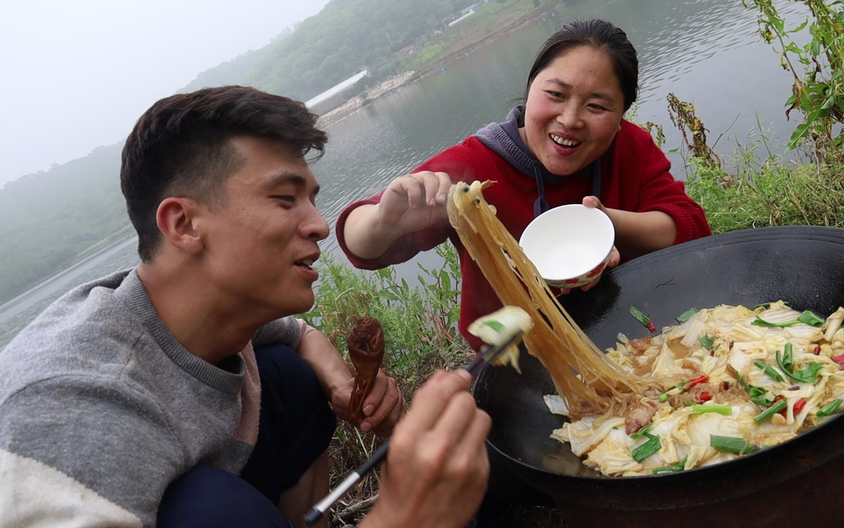 胖妹给表哥干农活,顺便蹭顿饭,表哥做啥来招待?