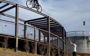 Video herunterladen: Ayato_trials  Scary drop, It was very slippery on this bridge🥶 📸 @GoPro