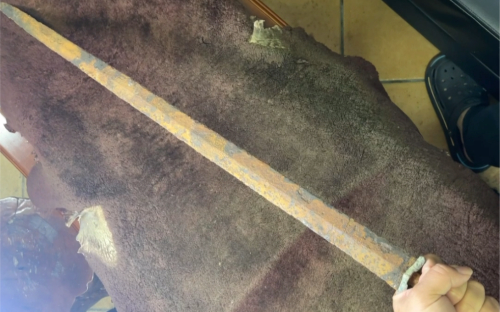 战国七雄之楚国,楚国两个瓦槽八面铁剑,战国铁剑.