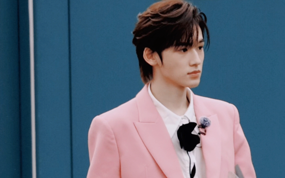 【宋亚轩】"脆爷今天在湖南走时装秀哈哈哈哈 红色look 粉色look"