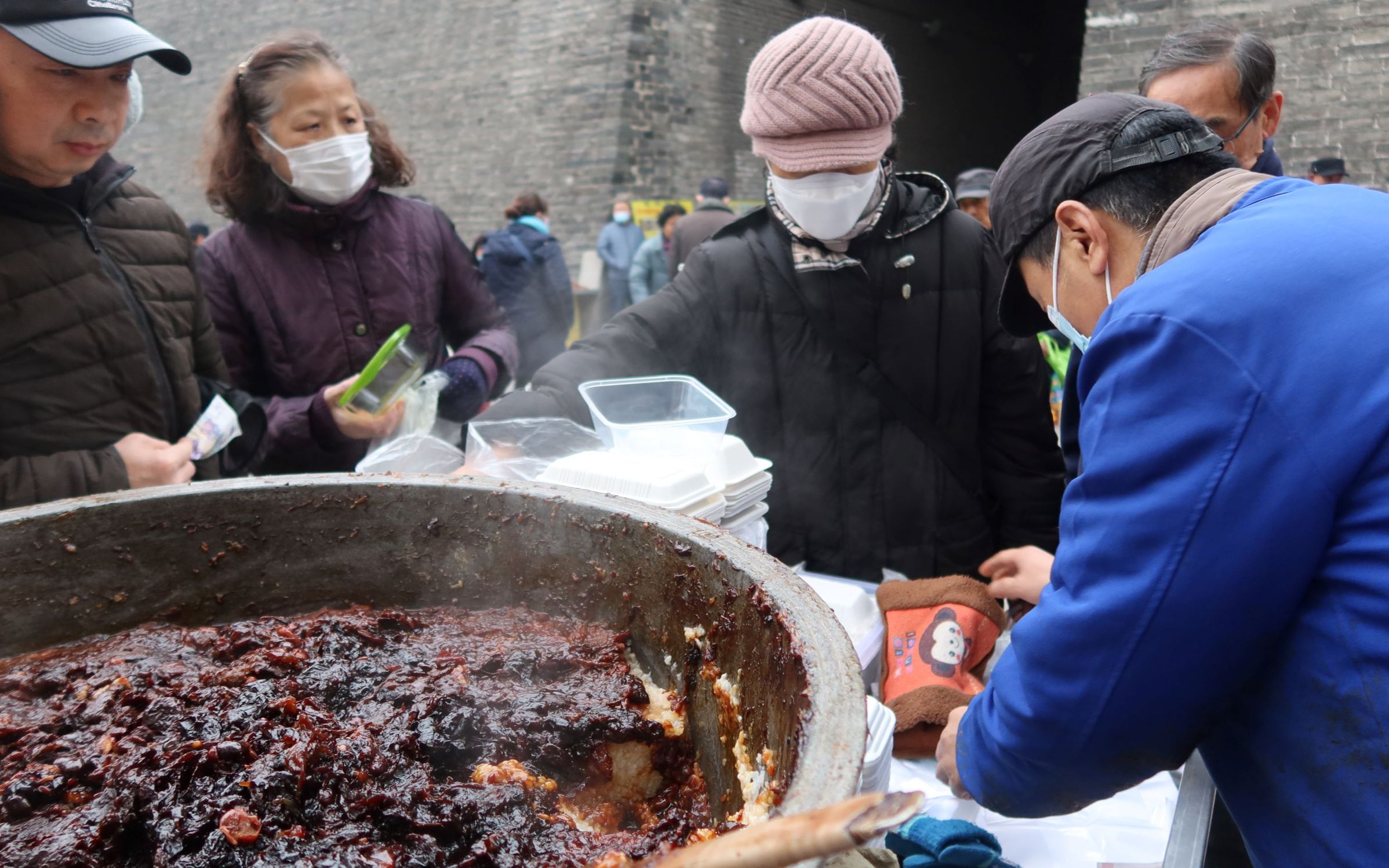 西安善良大叔卖甑糕28年,经济能力不行的免费让吃,软糯香甜3元一份