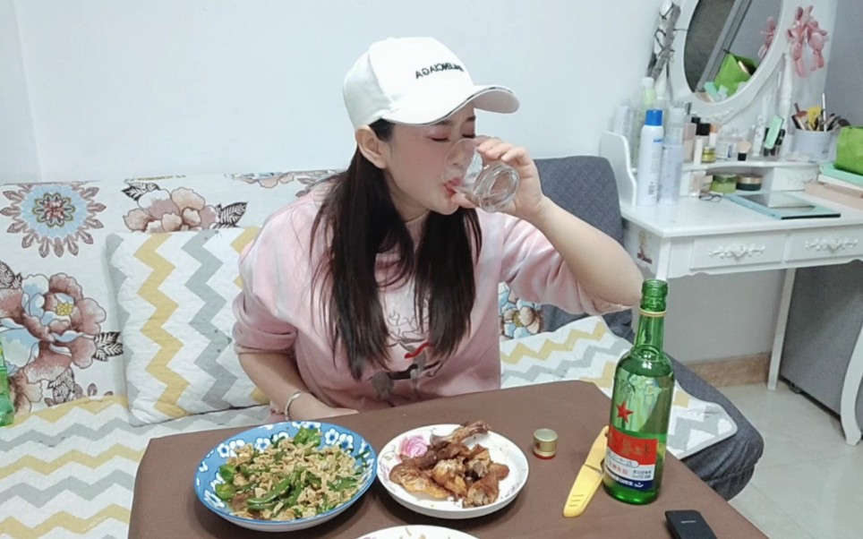 90后美女酒量惊人,白酒一瓶,轻轻松松!厉害