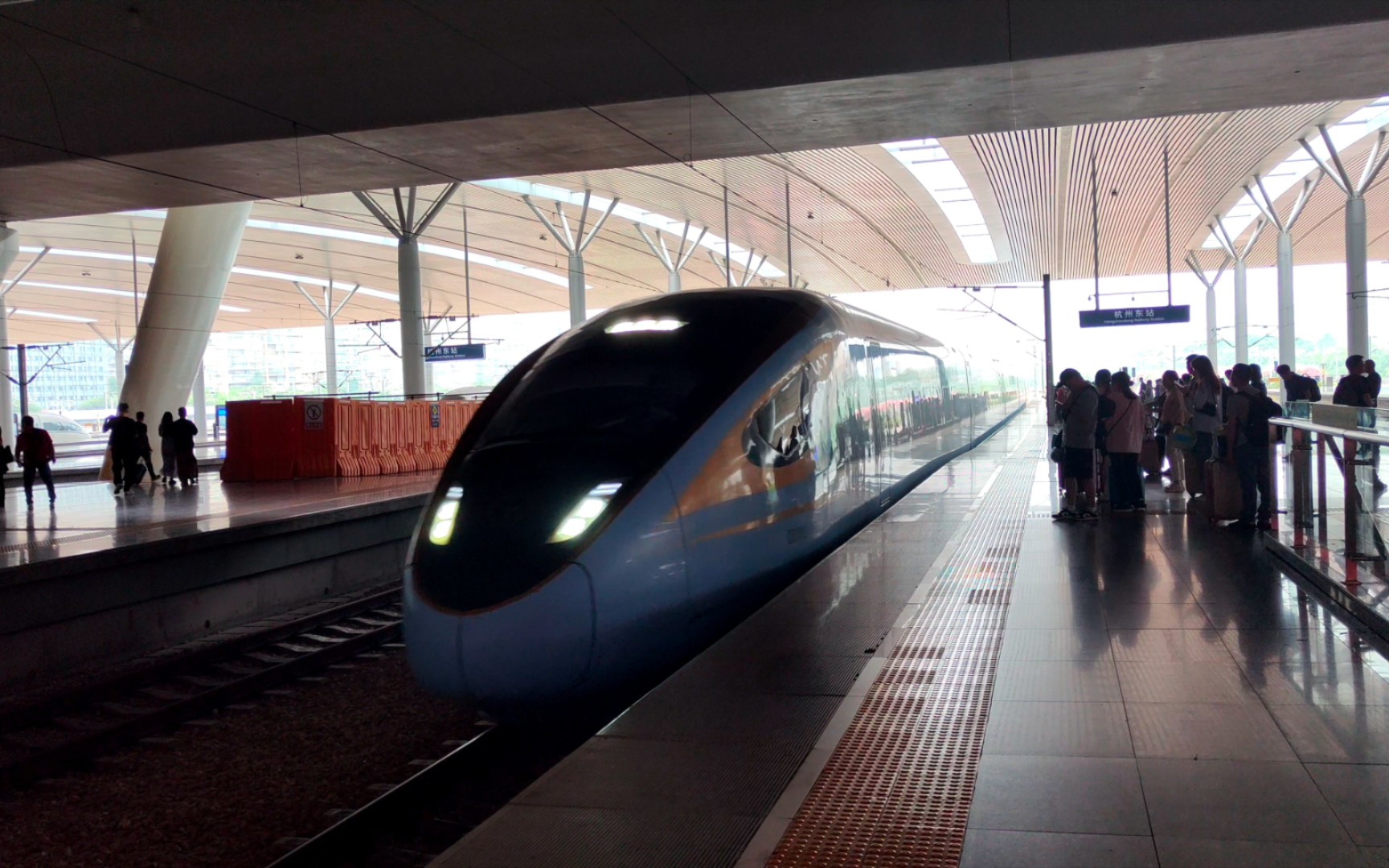 【中国铁路】d3135进杭州东站 cr300bf担当