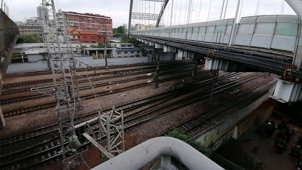 z230次列车(深圳东到西宁)减速停靠衡阳站