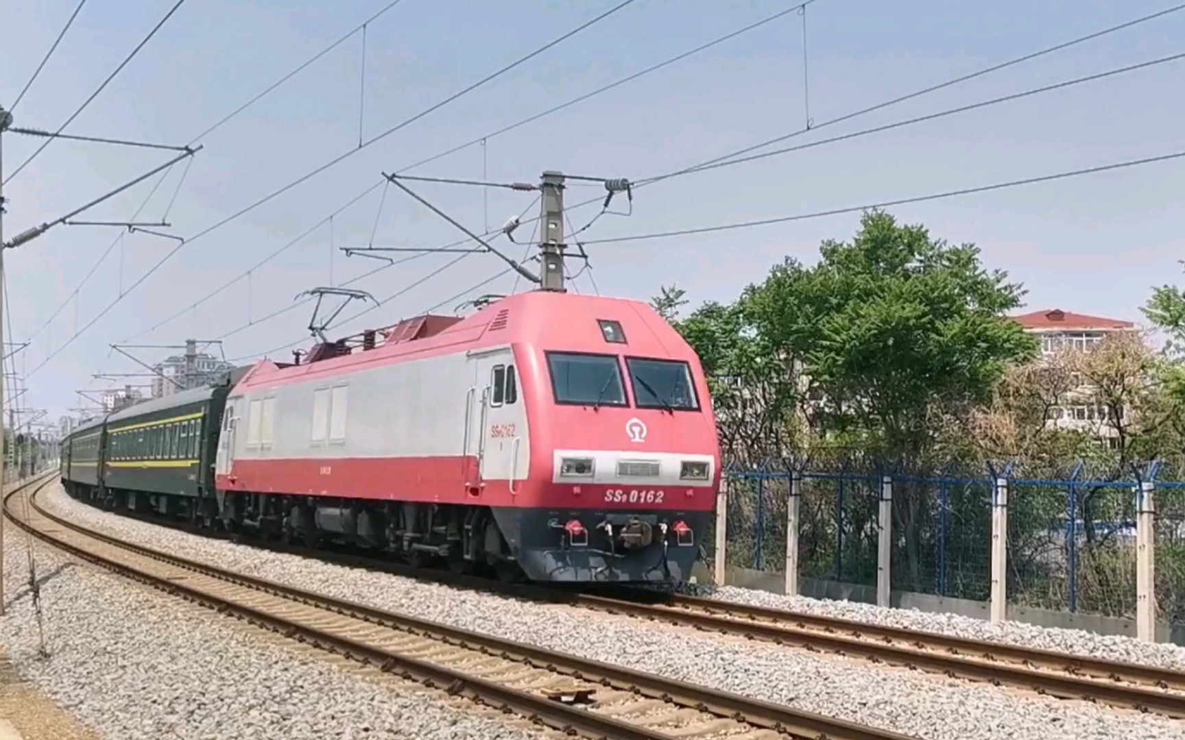 【火车视频】沈大线2051(大连-牡丹江)鸣笛交会k7322(沈阳北-大连)