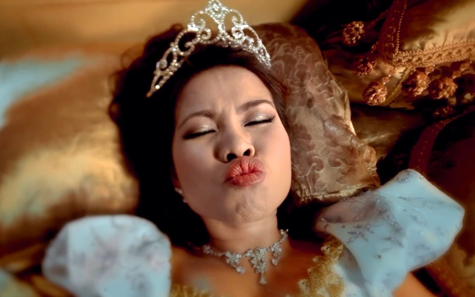 【郭大侠】《青蛙公主》丑女被误认成失踪多年的公主,皇室出1000万