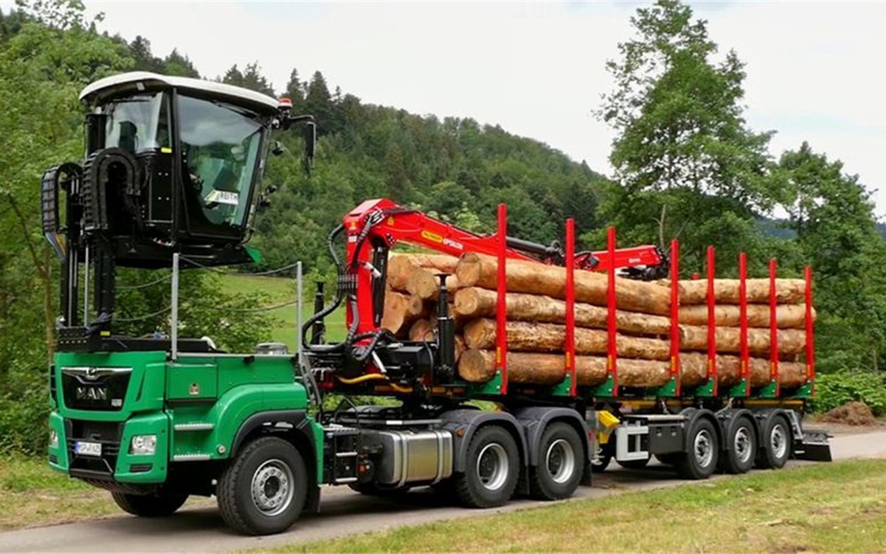 大型原木运输车图片
