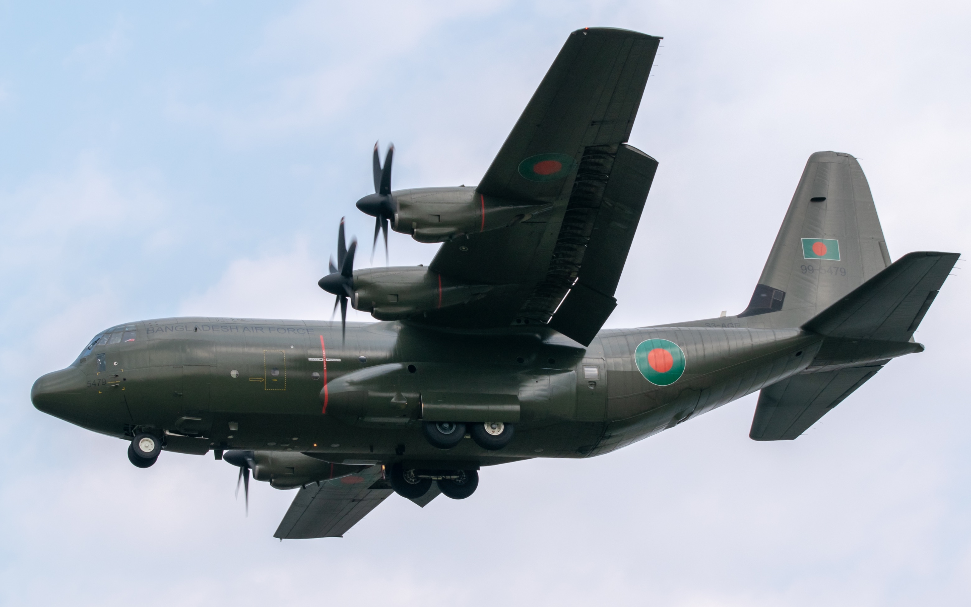 【航空】吃鸡游戏同款飞机在头顶降落了-孟加拉空军c130大力神_哔哩