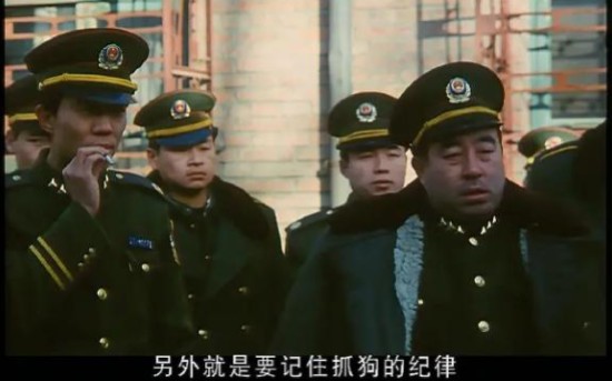 [图]时代的记忆：90年代民警打狗