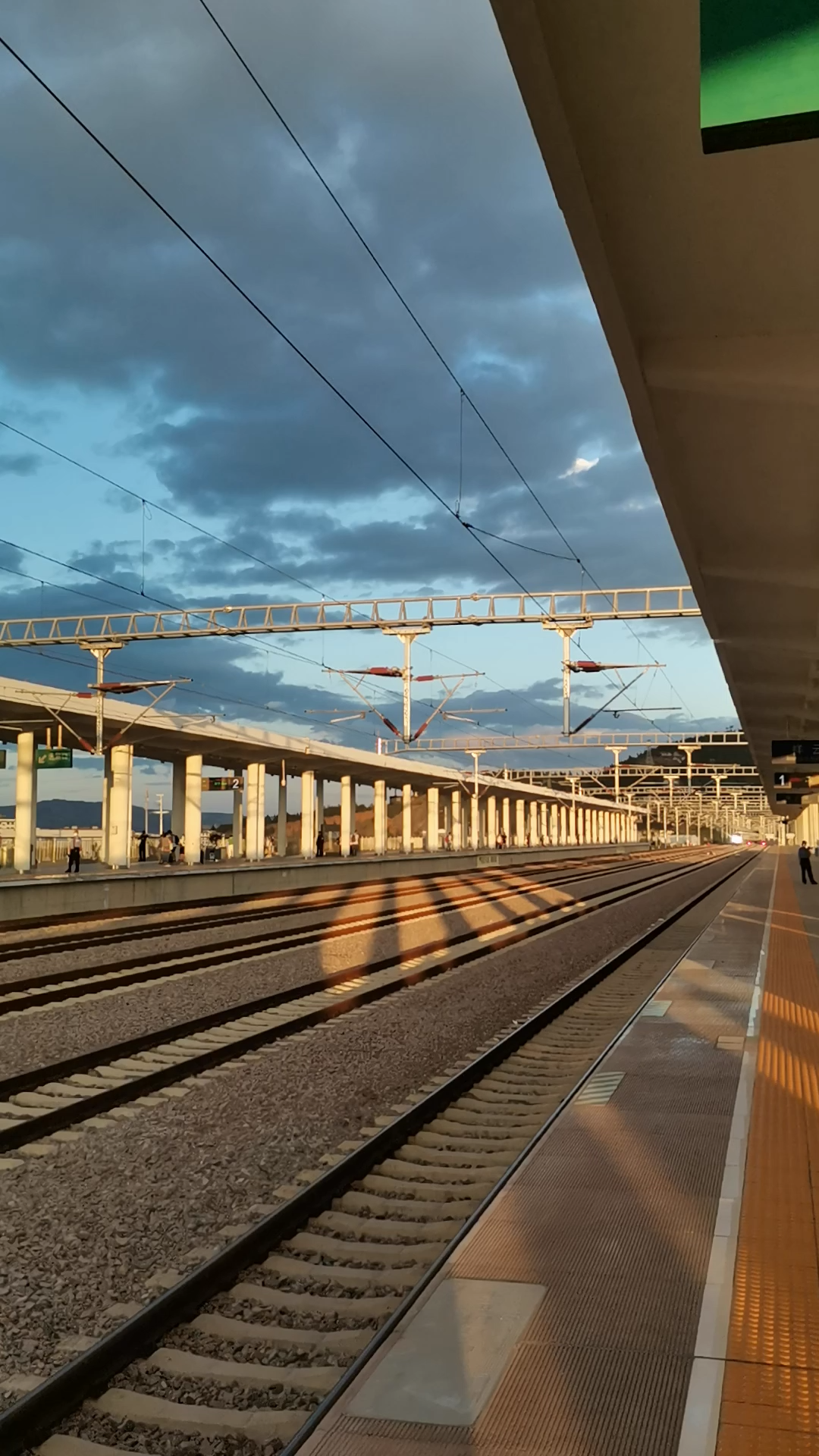 昆楚大铁路祥云站避让动车