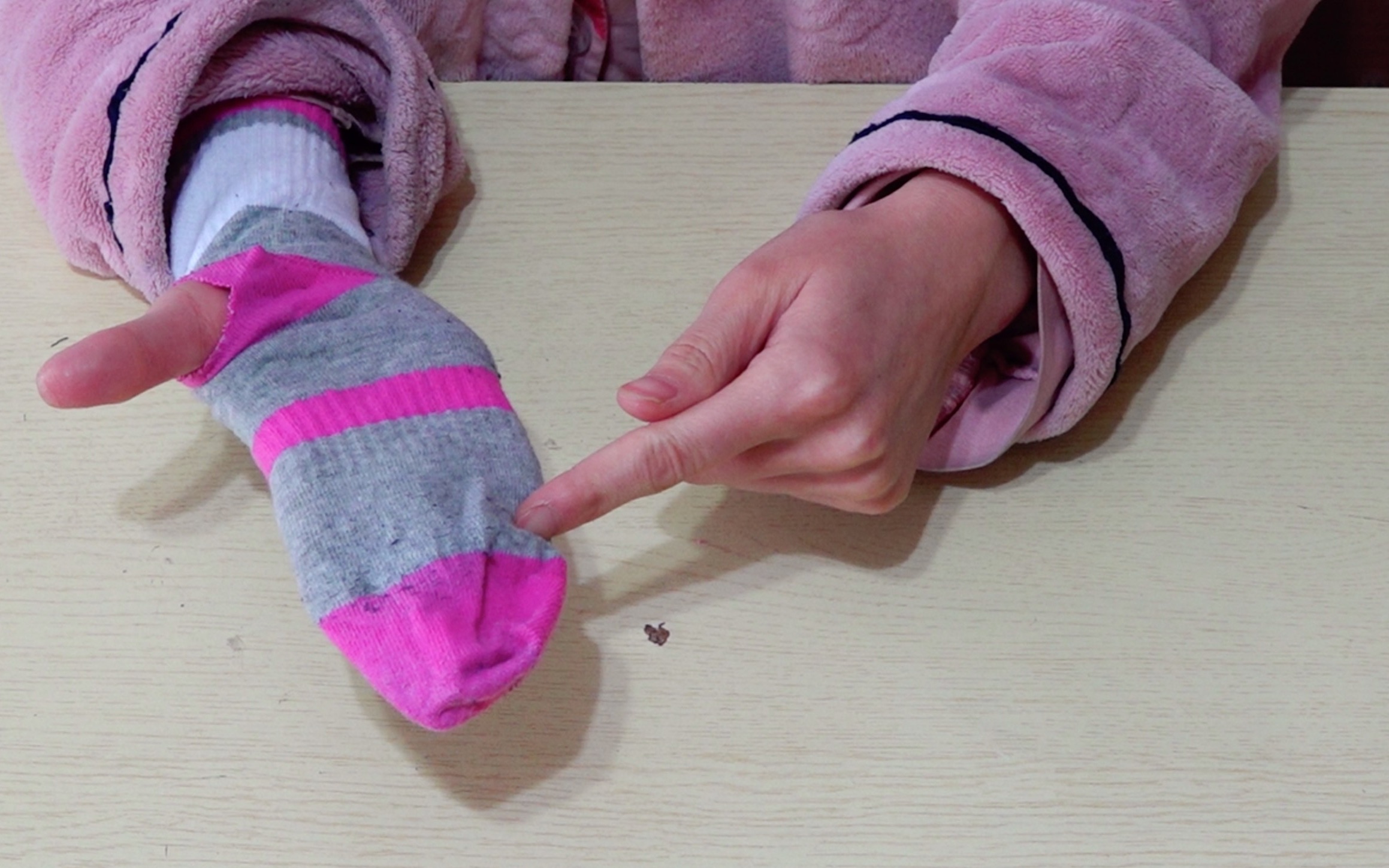 把袜子套在手上,袜子巧改造,保暖方便又实用