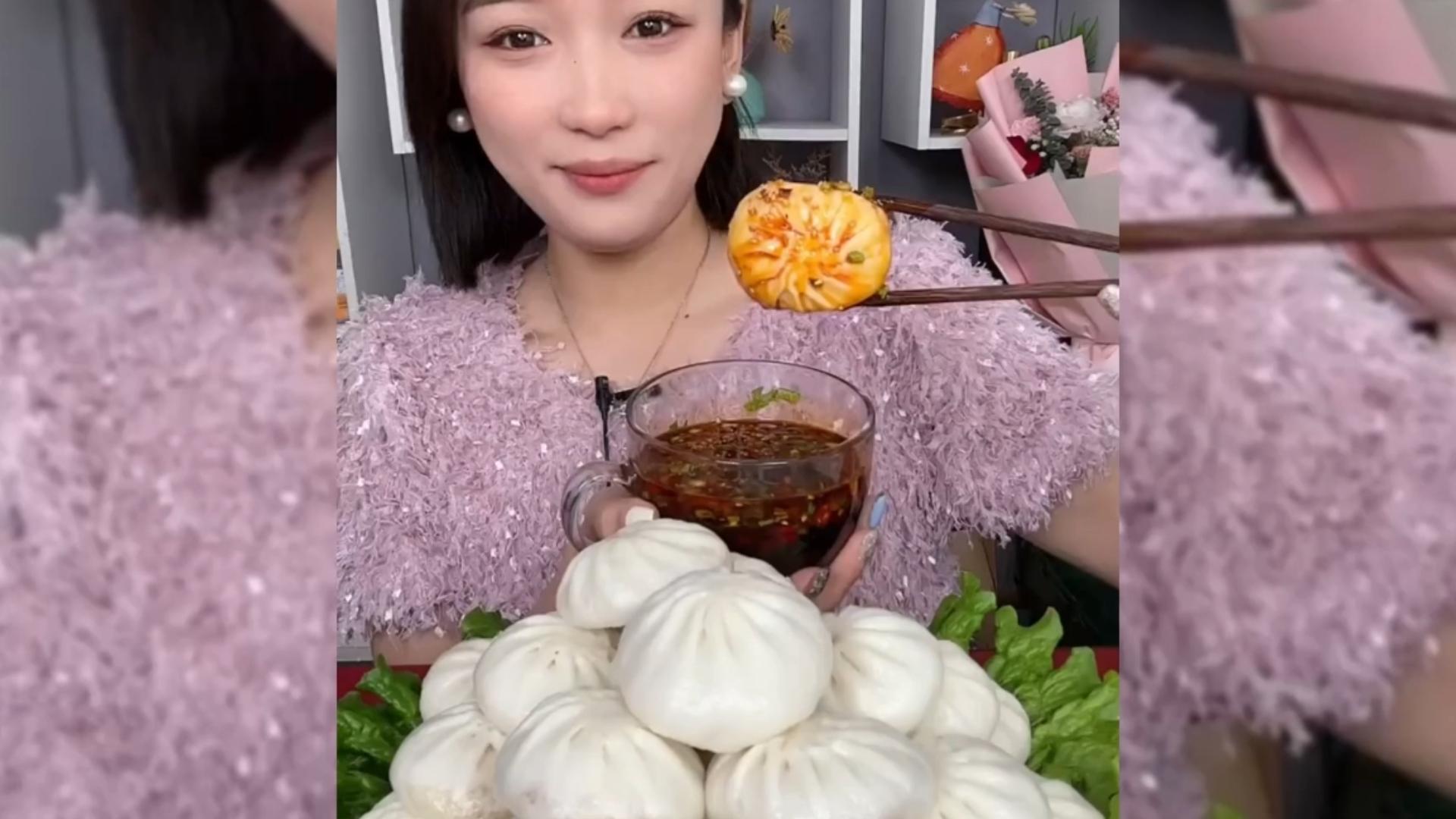 白皮小包子,蘸上秘制料汁,美女一口下去真香啊!