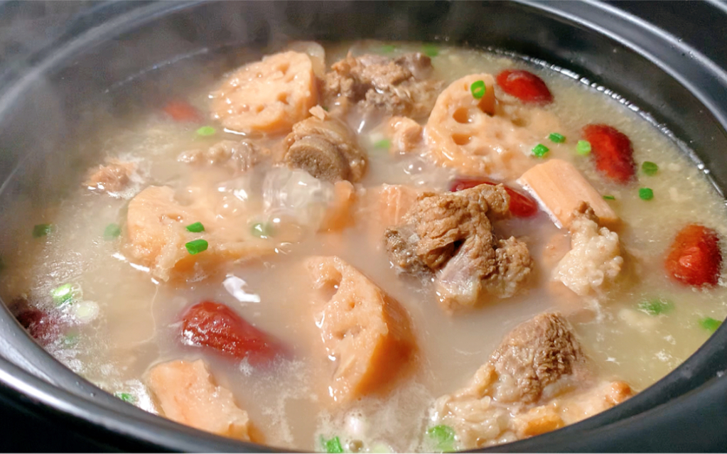 炖排骨莲藕汤时,切记不要直接下锅炖,教你正确做法,汤鲜味美粉糯鲜甜