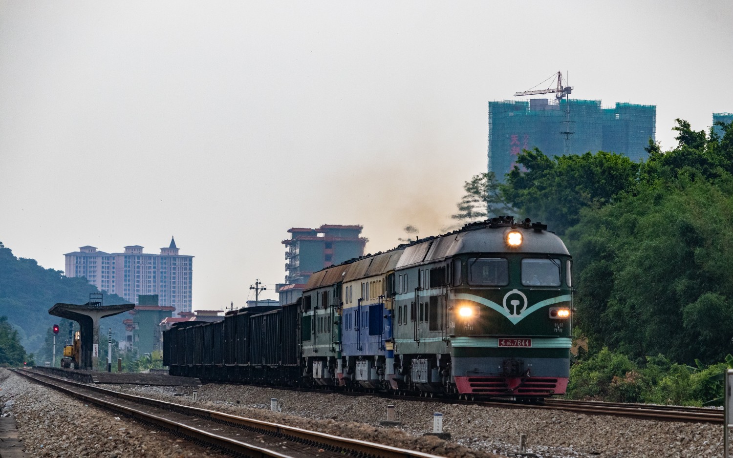 41171次三机重联回送通过广茂铁路鼎湖站