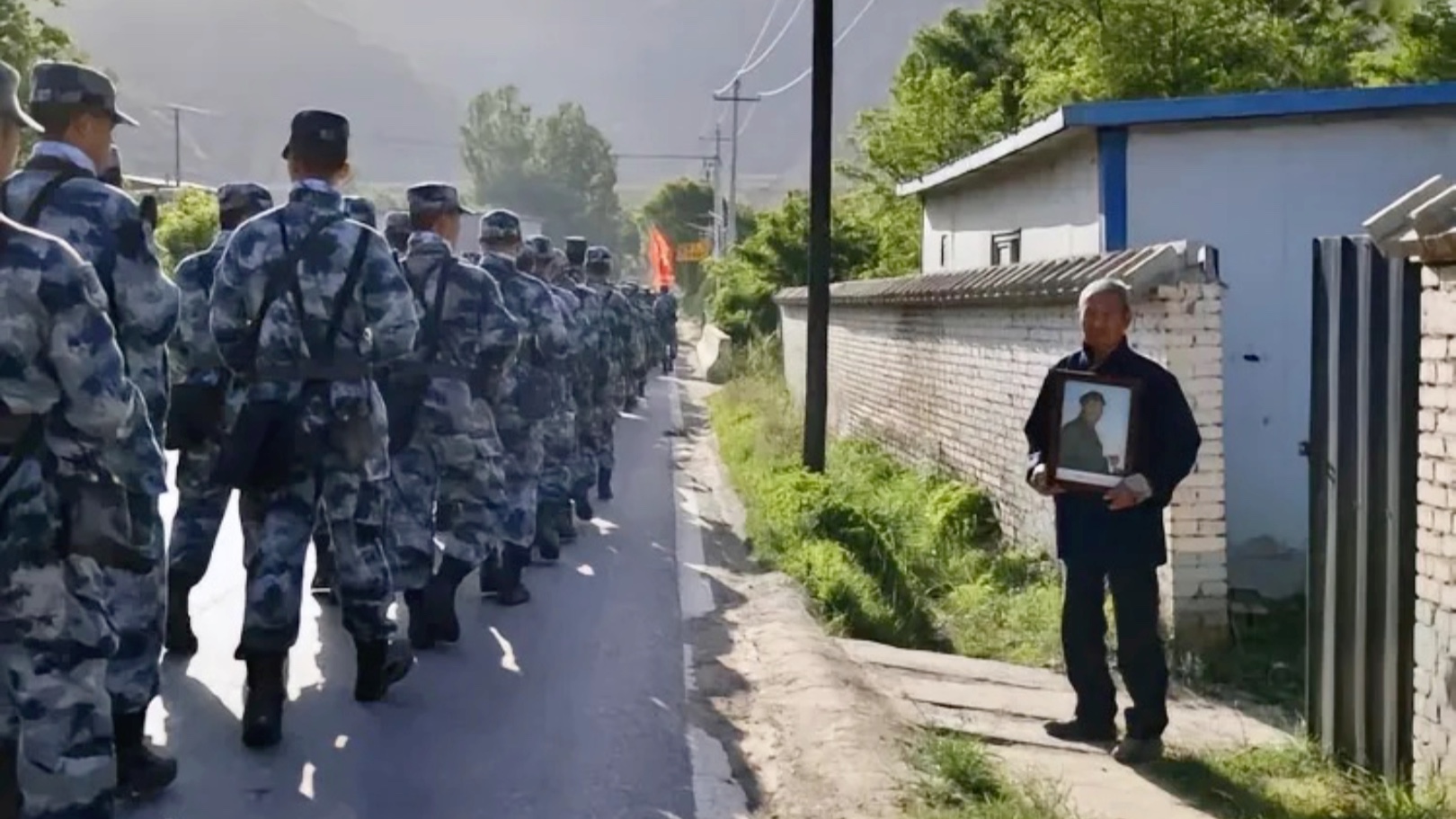 [图]“从小爷爷对我讲，长大要当他的战士”