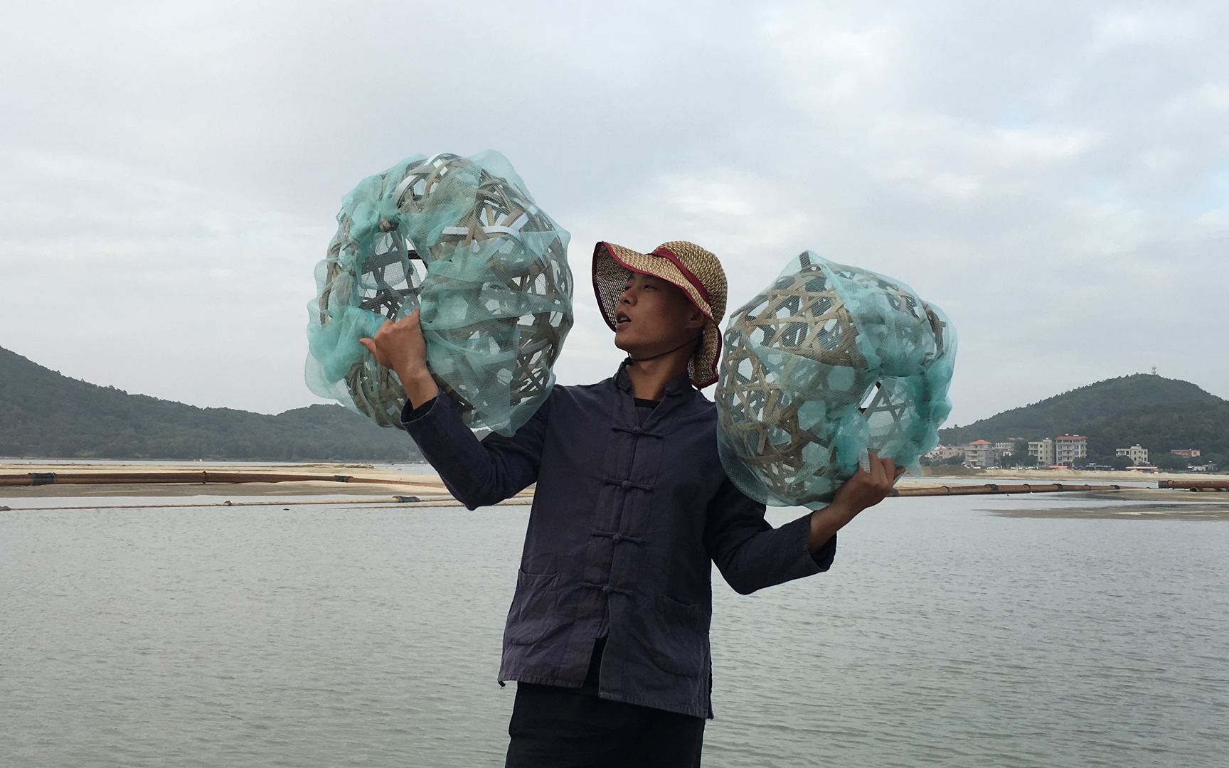 村大少赶海花样真多,用旧鸡笼做了一个捕鱼神器,来看看效果如何