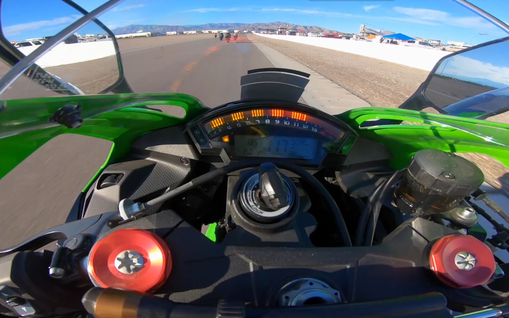 驾驶川崎zx10r超级机车摩托车在赛道飞奔第一视角试驾驾驶
