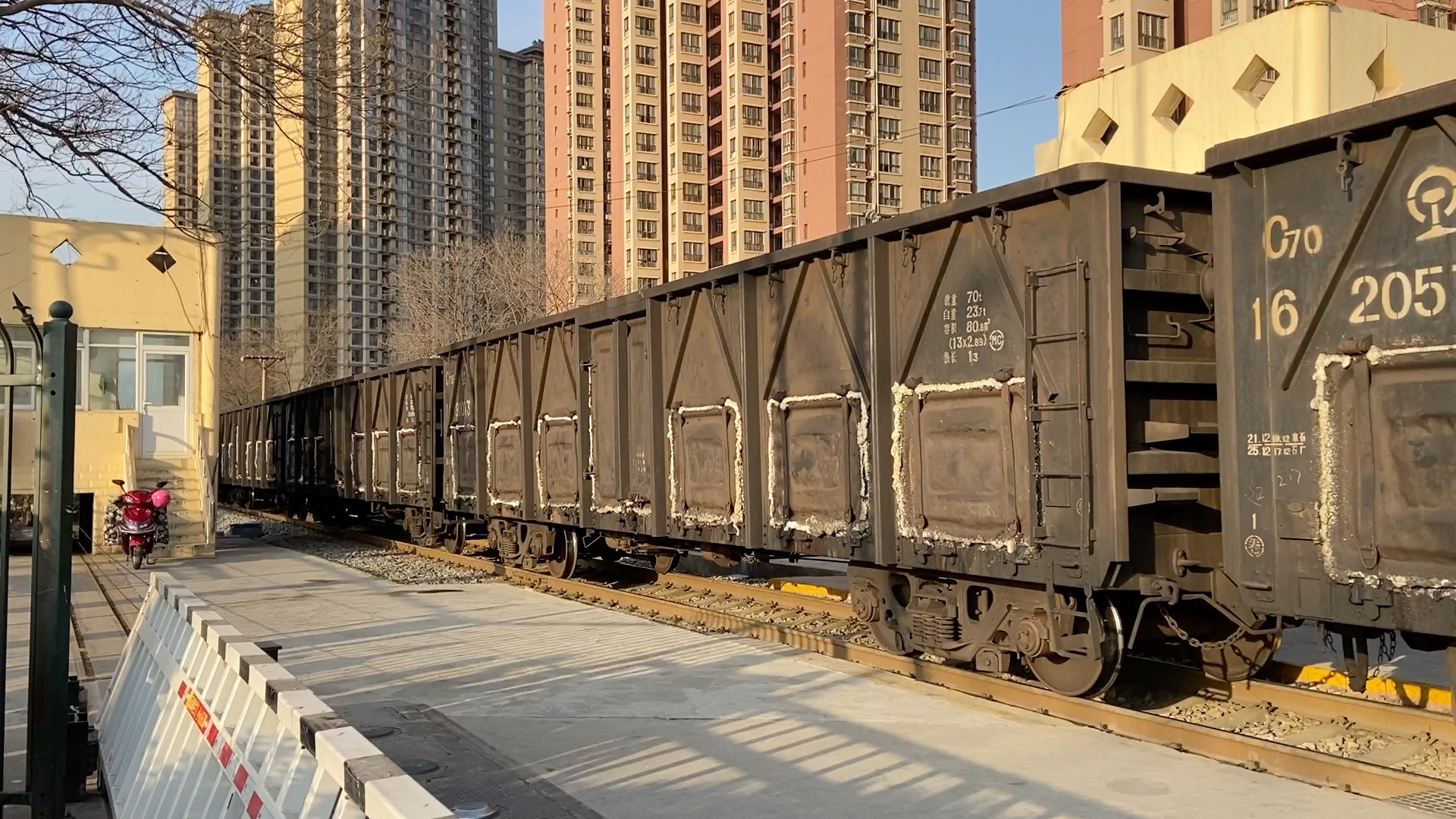 【西户铁路】df4-9186牵引大列敞车下行通过五公里道口