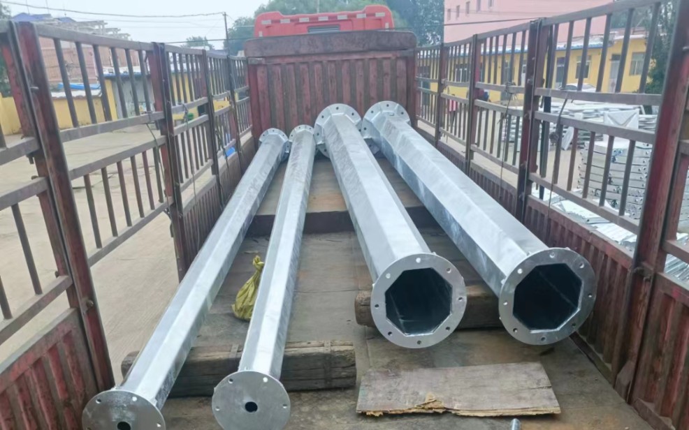 单管避雷塔发货,避雷塔生产厂家,定制各种避雷塔