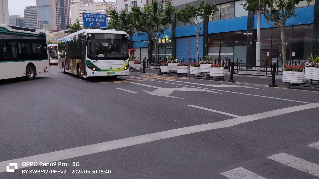 (原神痛车)巴士二公司941路(s2w-0307)终点站上海火车站(南广场)进站