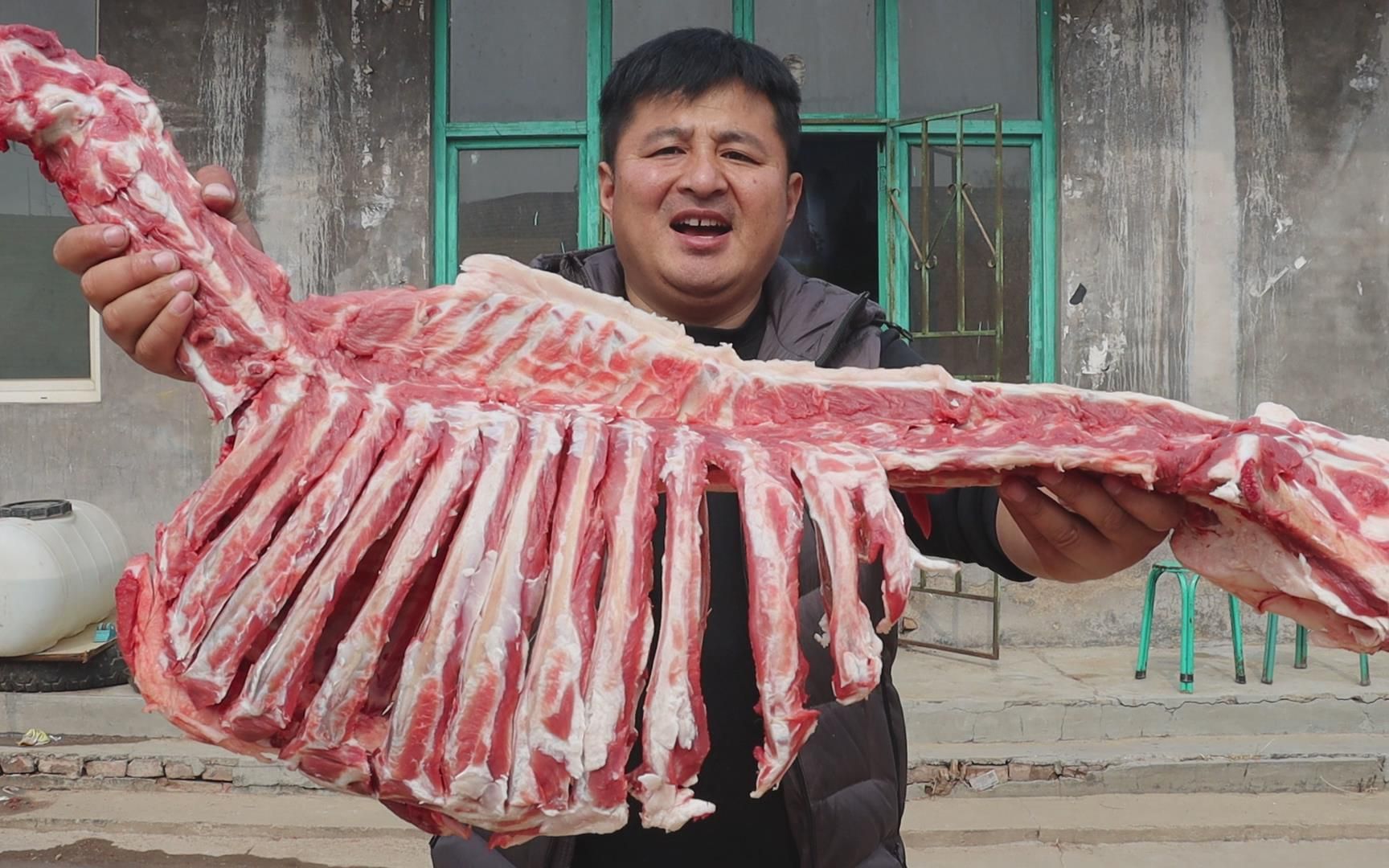 190元买了一个羊架子,做个"红焖羊架子",肉烂脱骨,美味十足