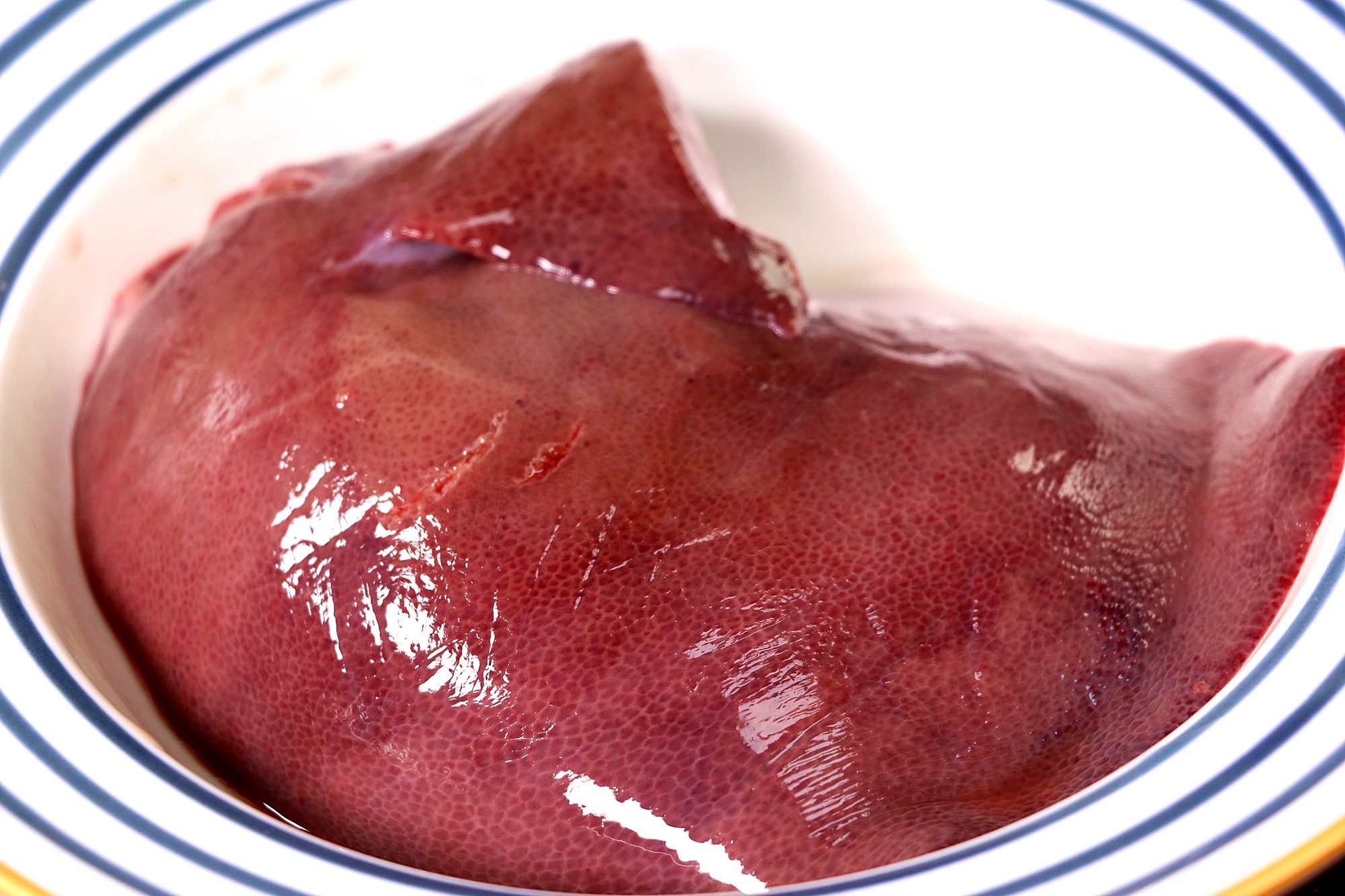 猪肝只用清水洗,等于吃毒素,大厨教你正确做法,血水毒素全跑光