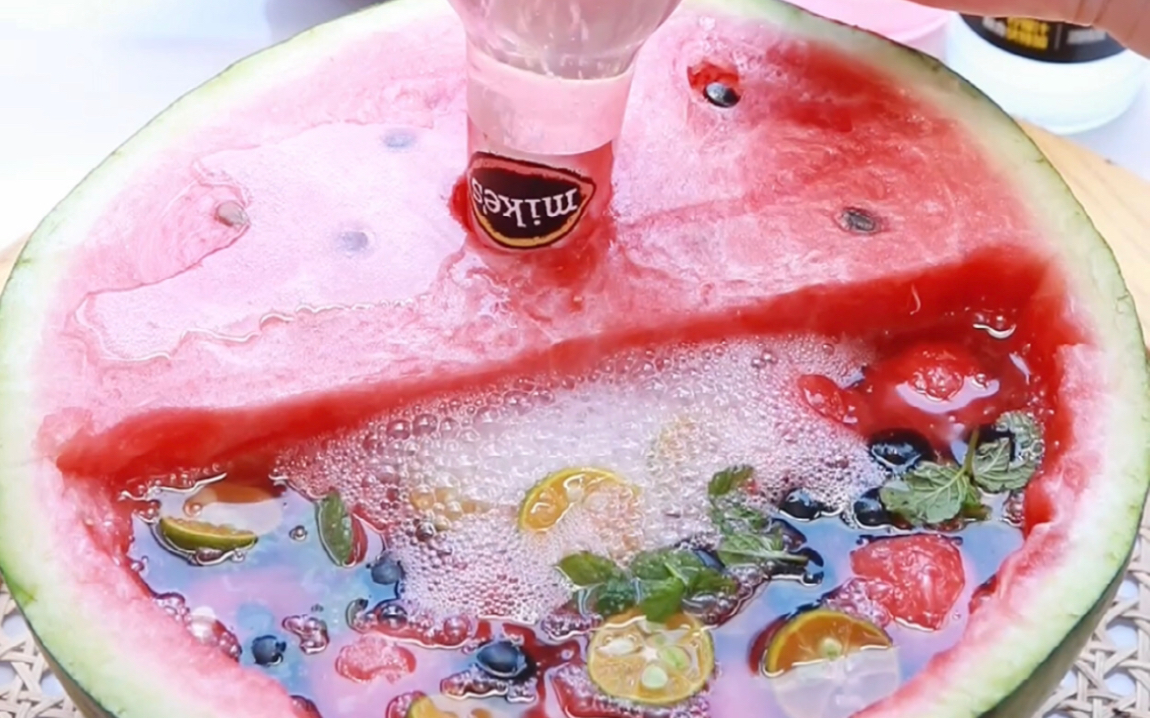 西瓜的第101种打开方式拥有西瓜快乐水才快乐啊