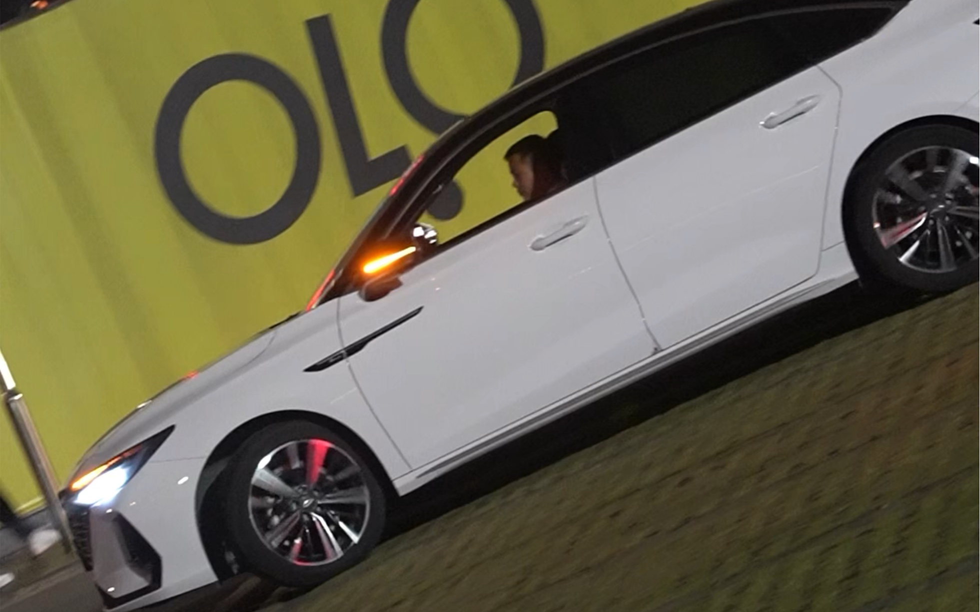 没人能拒绝白车黑顶的帅气