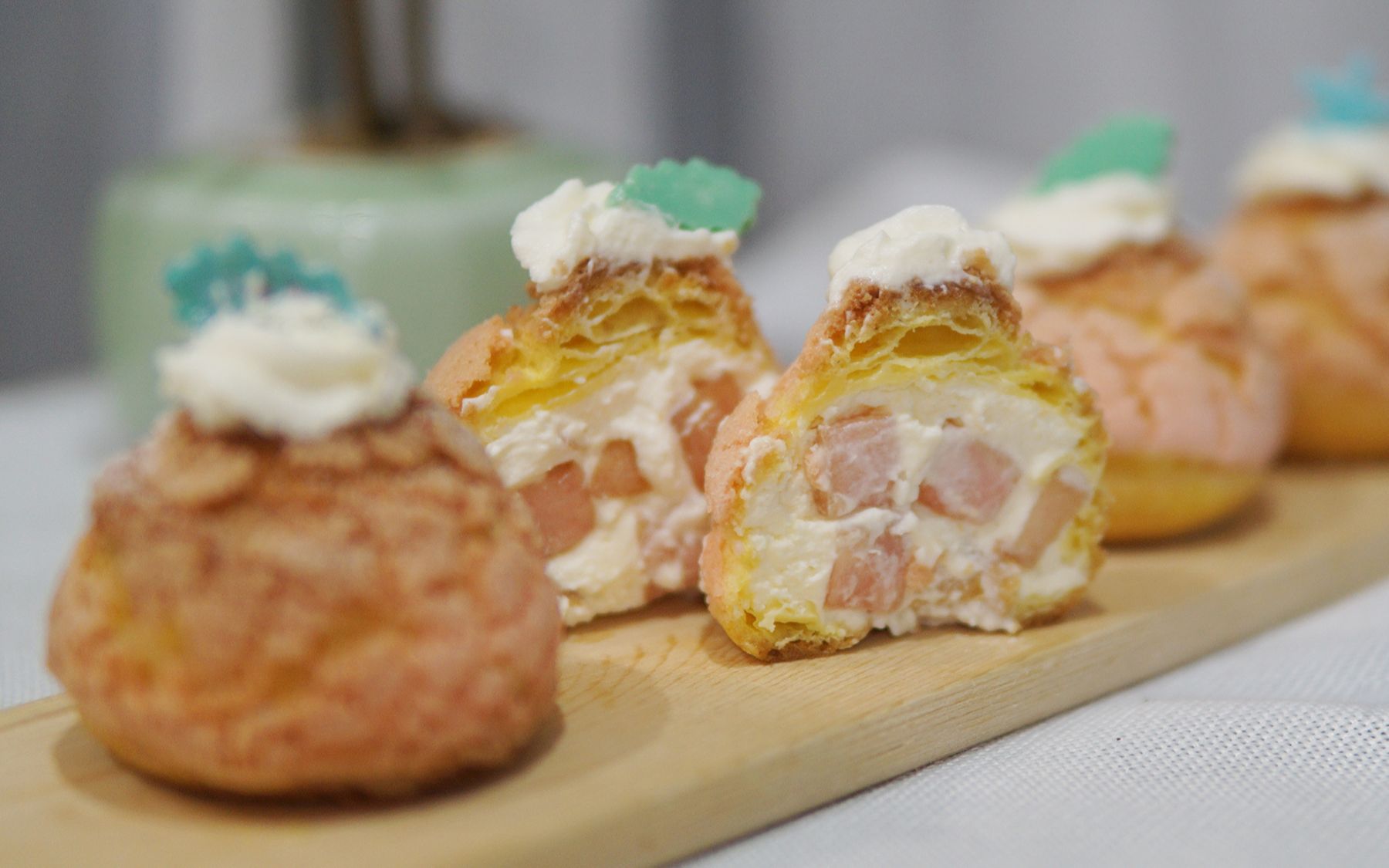 【丸自家私房】自制蜜桃泡芙,颜值爆棚,切开后满满的果肉和奶油