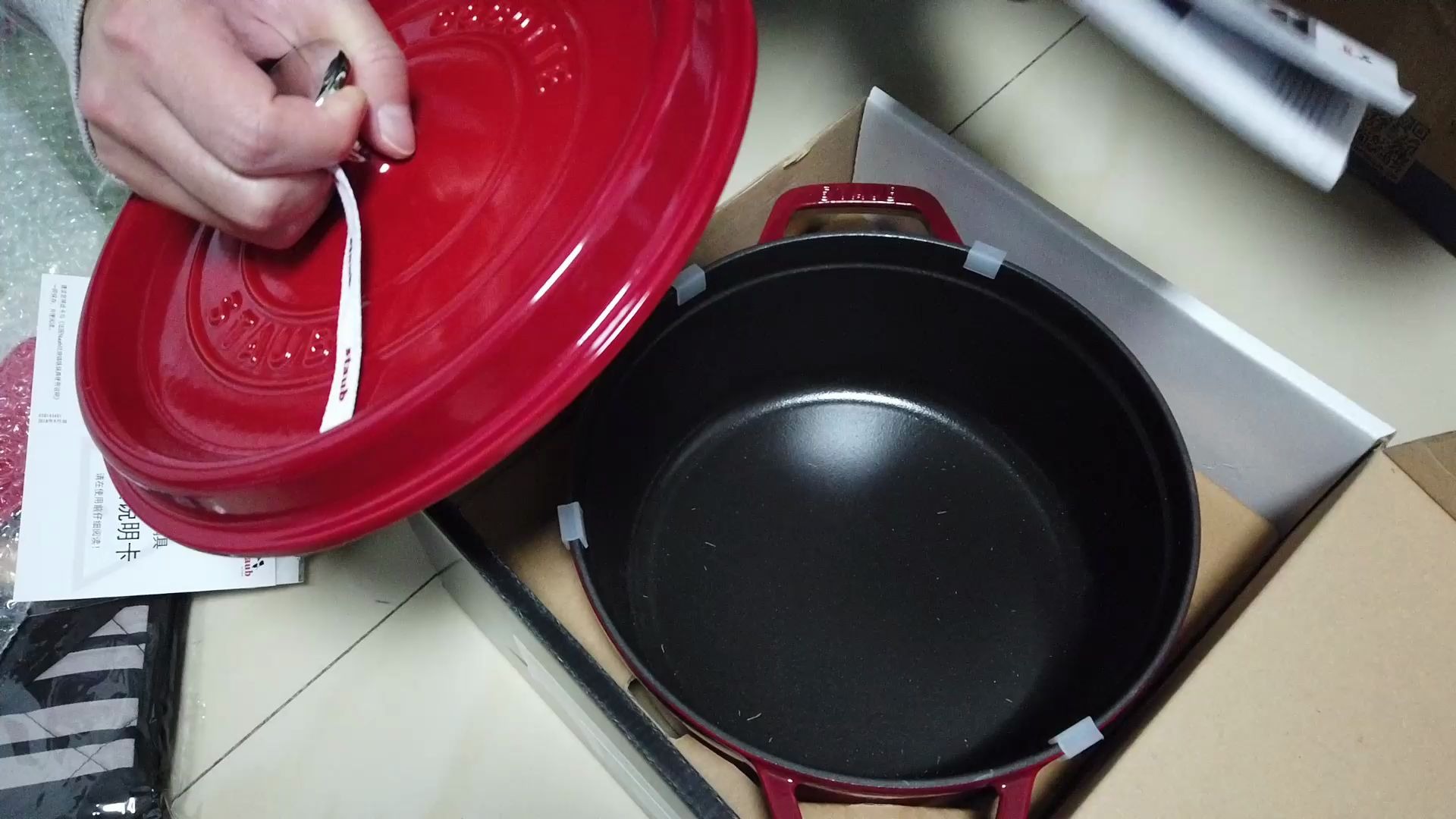 购物分享 / Staub 珐琅锅铸铁锅 24cm & Marshall Kilburn 2 无线音箱 开箱 unboxing / 38购物节剁手开箱哔哩哔哩bilibili