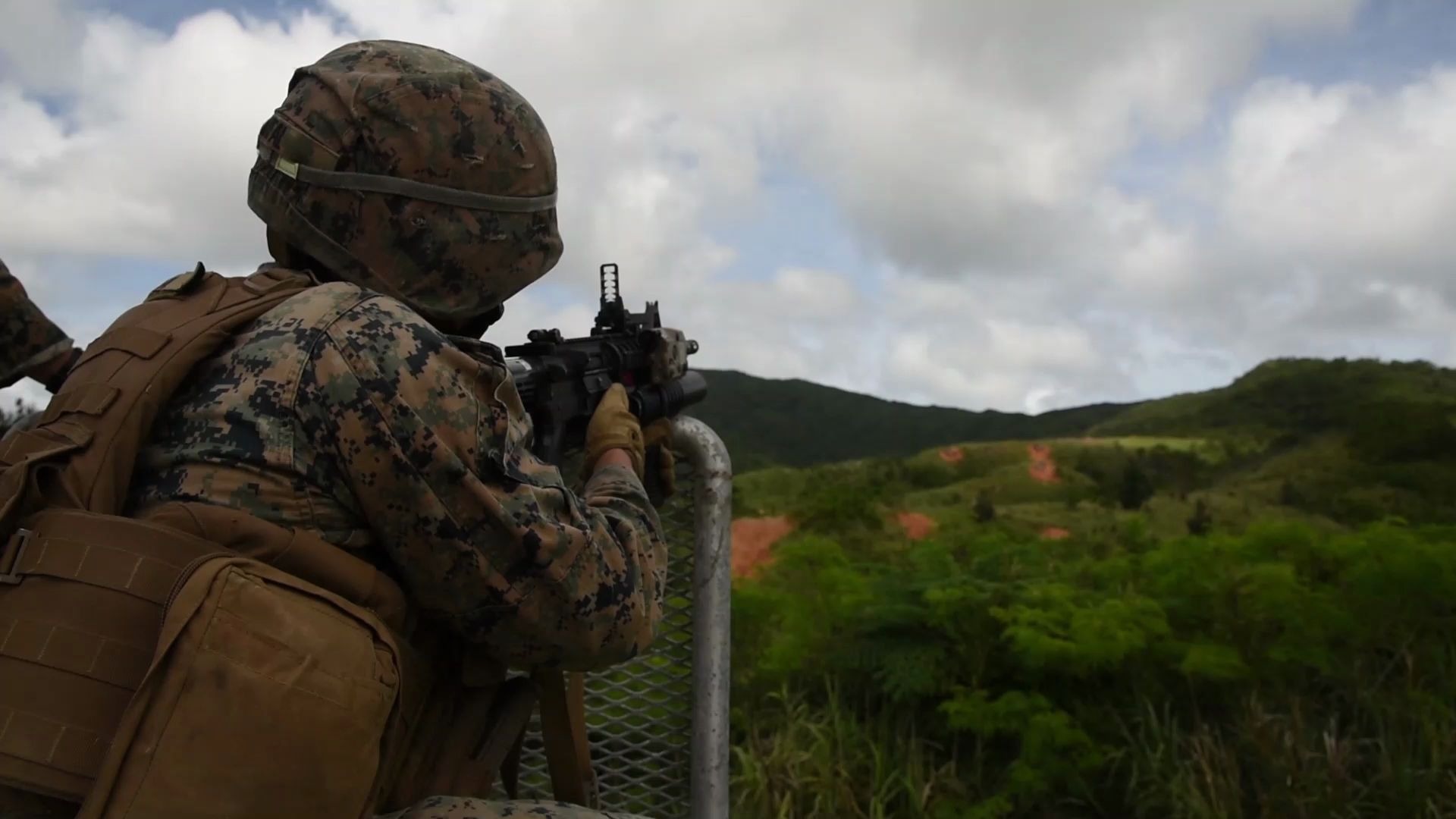 美国海军陆战队m203榴弹发射器射击训练