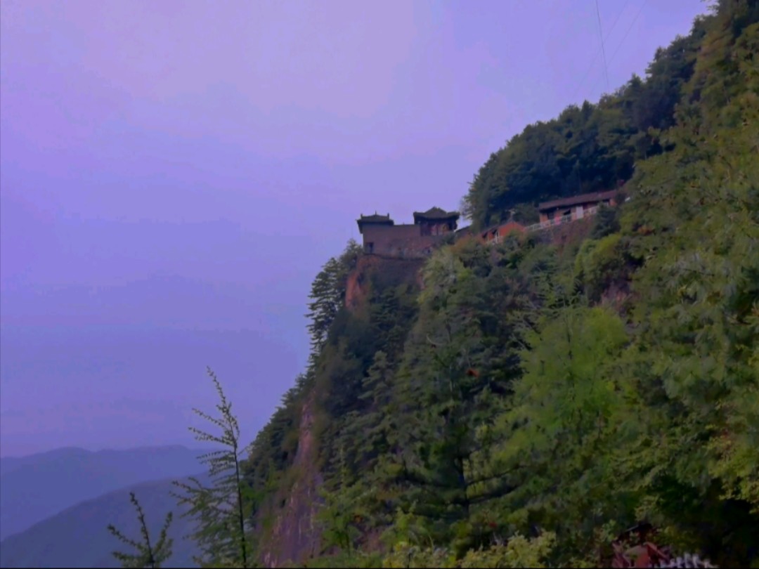 影堂香火长相续,应得人来礼拜多.#陇南·香山