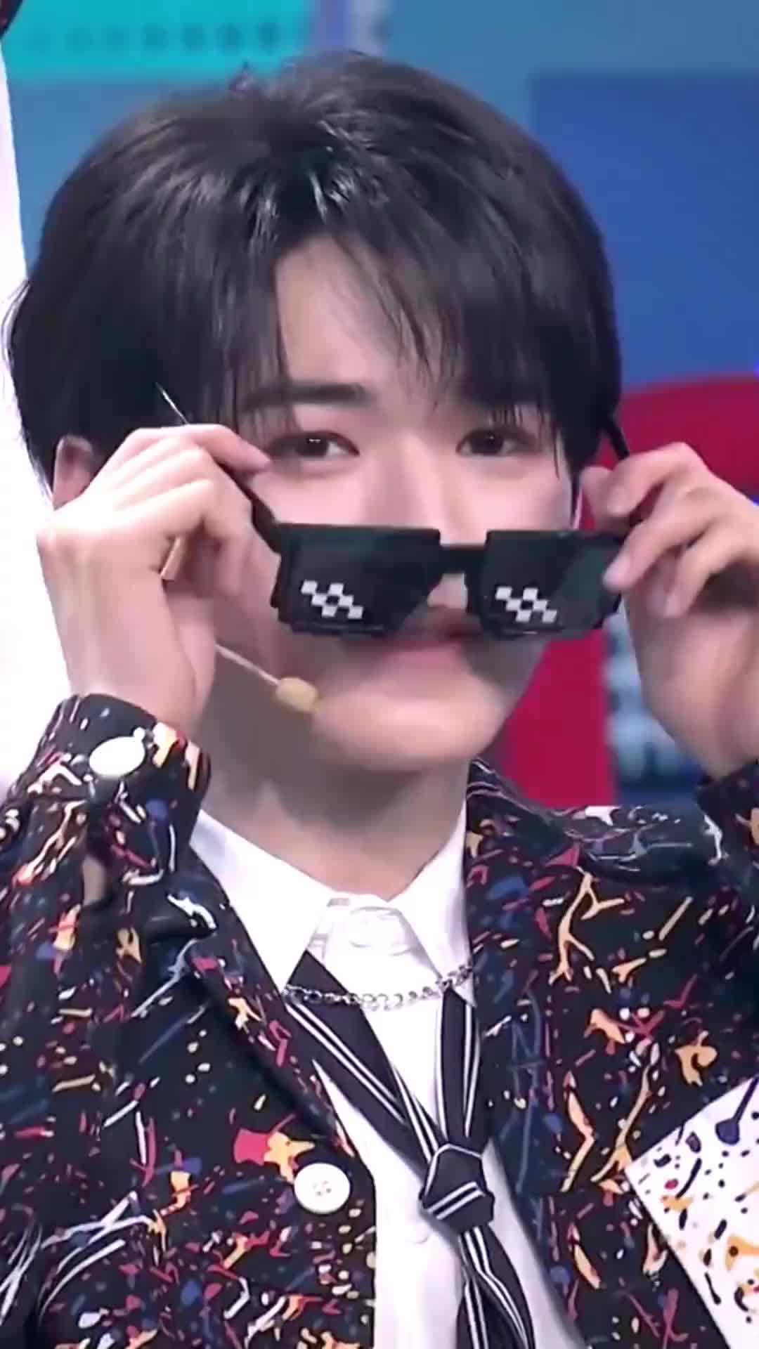 嗨老婆吹口哨对视变装宋亚轩时代少年团宋亚轩523pm