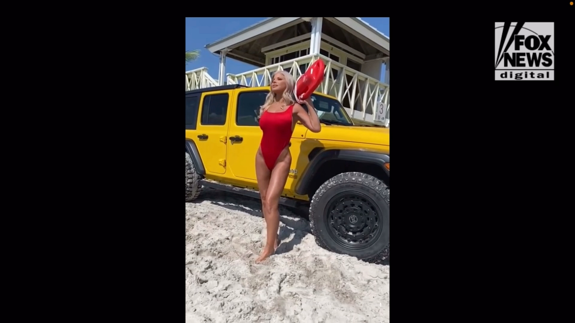 [图]唐娜·德埃里克穿上标志性的“ 海岸救生队”泳衣Donna D'Errico slips into iconic ‘Baywatch' swimsuit