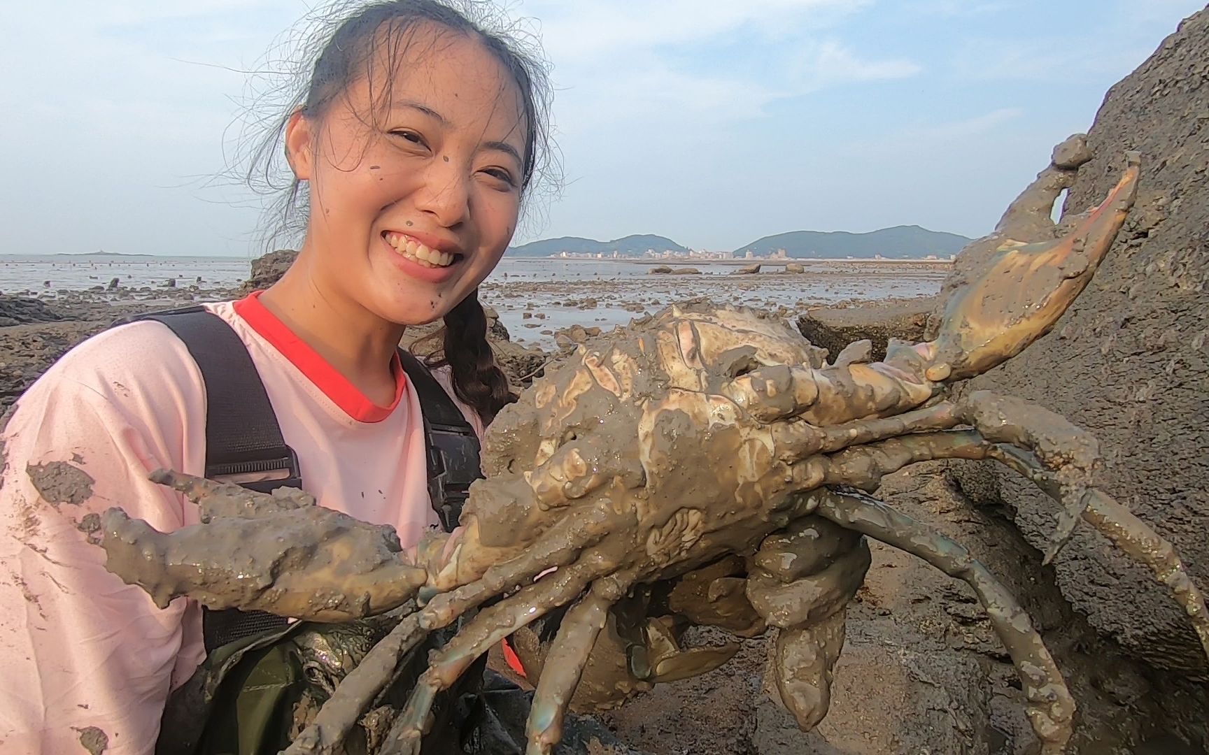 漁妹趕海遇見蟹王洞,從裡抓到超大隻螃蟹,一斤一百八的傢伙