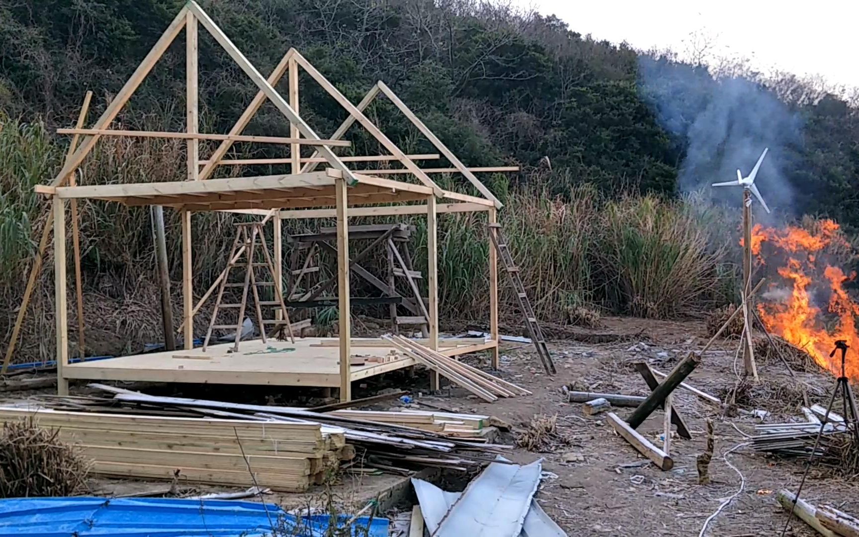 农村大叔占据无人岛纯手工建造豪华木屋非专业木匠