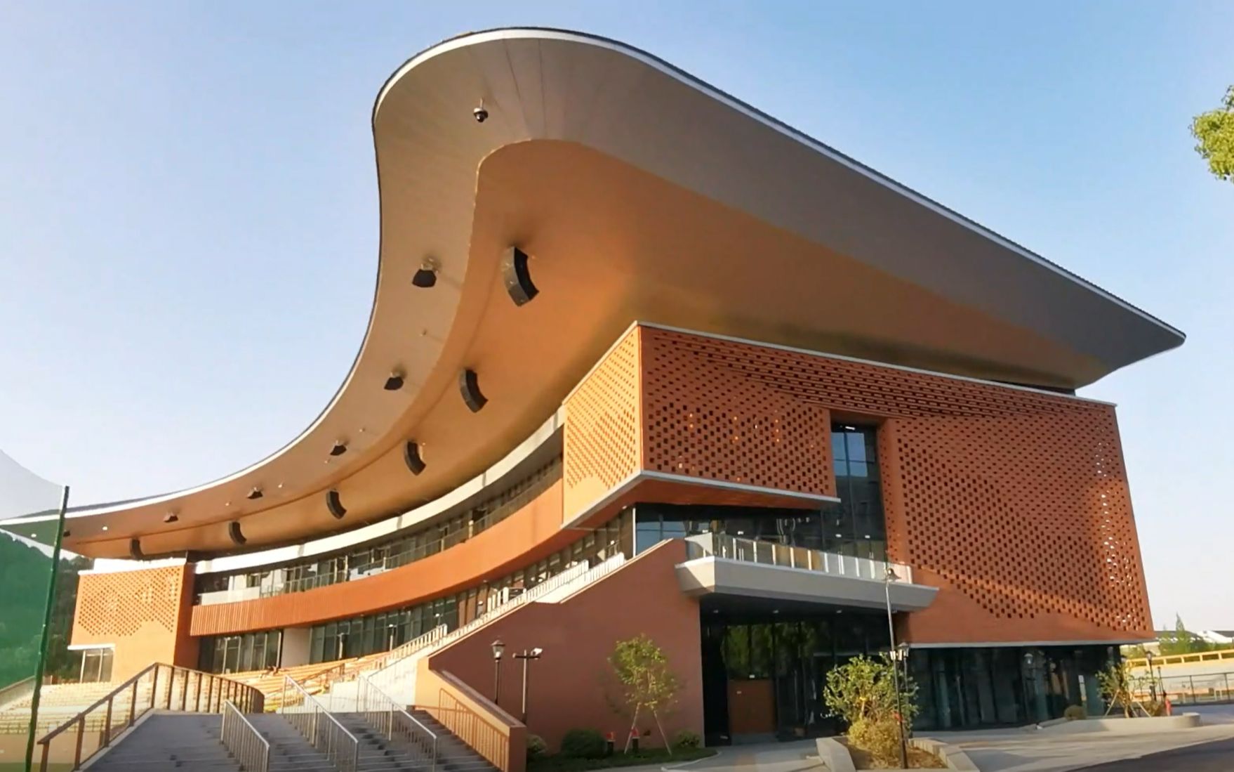 历时一年多的浙江工地大学终于结束了 以前的葵花地